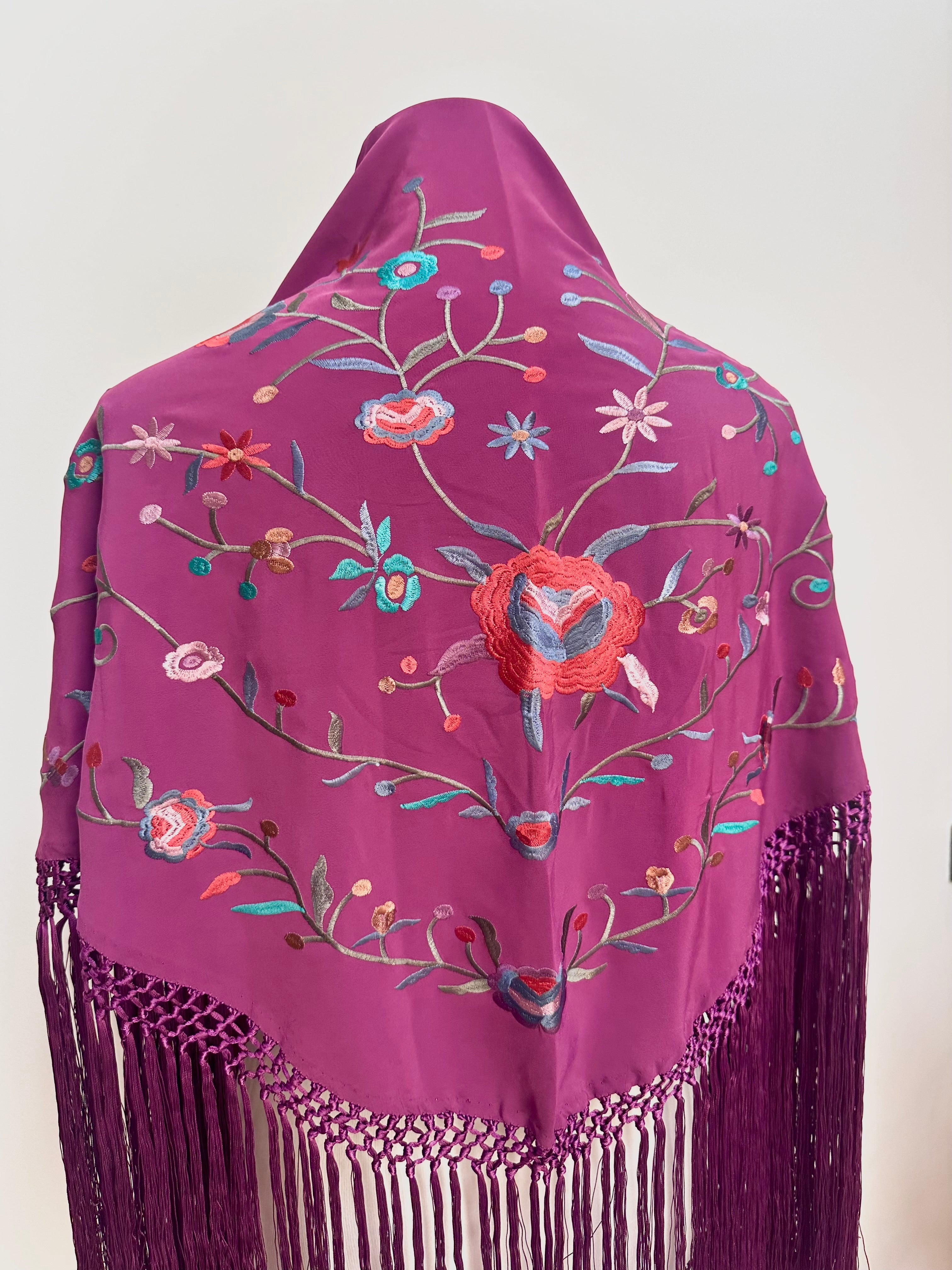 Mantoncillo dolores berenjena bordado