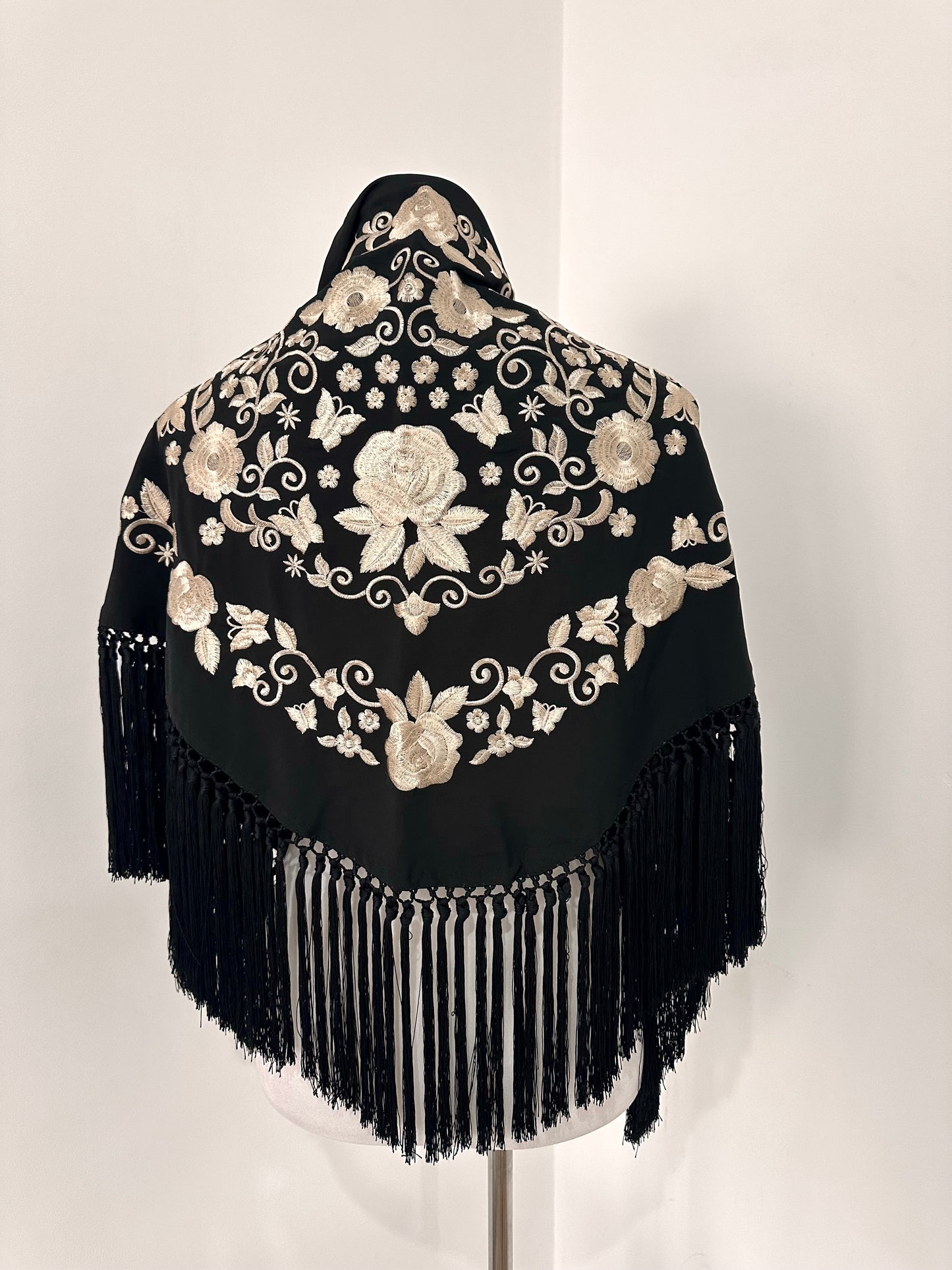 Mantoncillo Fantasía Negro bordado marfil