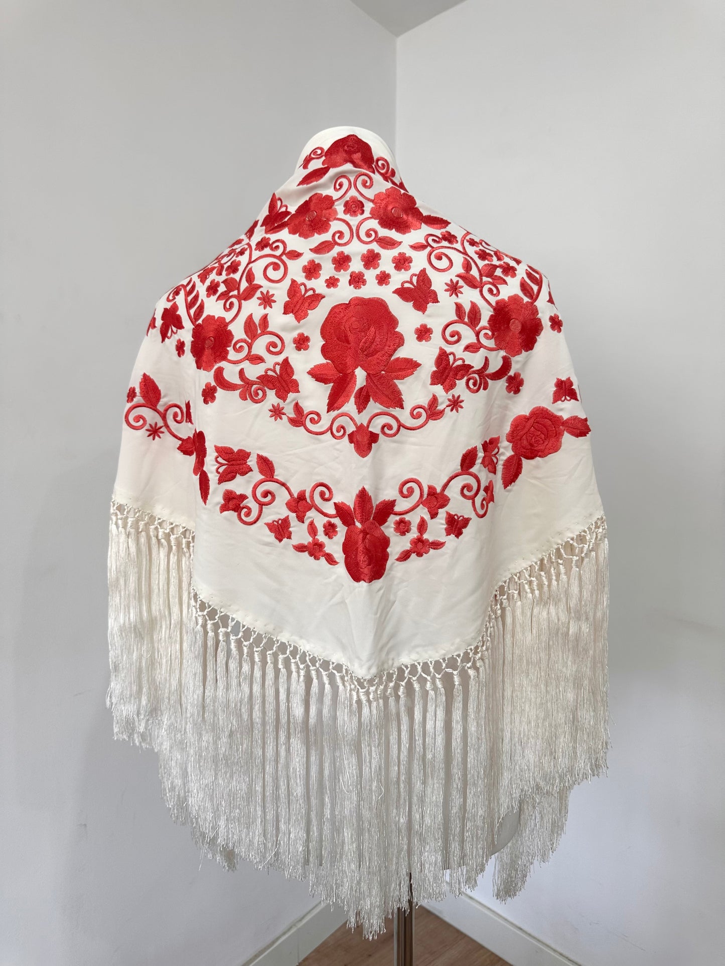 Mantoncillo Fantasía Blanco bordado Coral