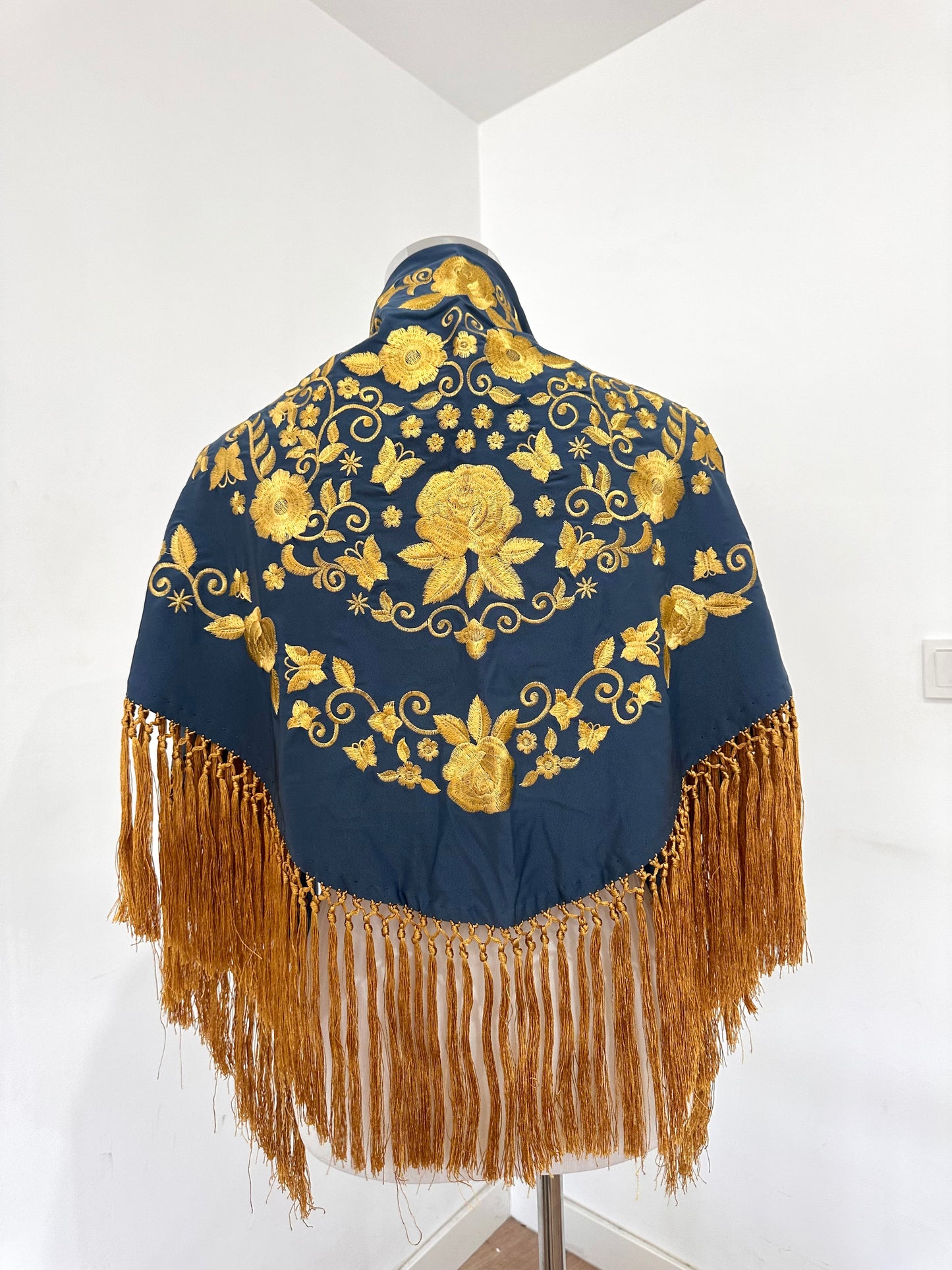 Mantoncillo Fantasía Azul Vaquero Bordado y flecado dorado