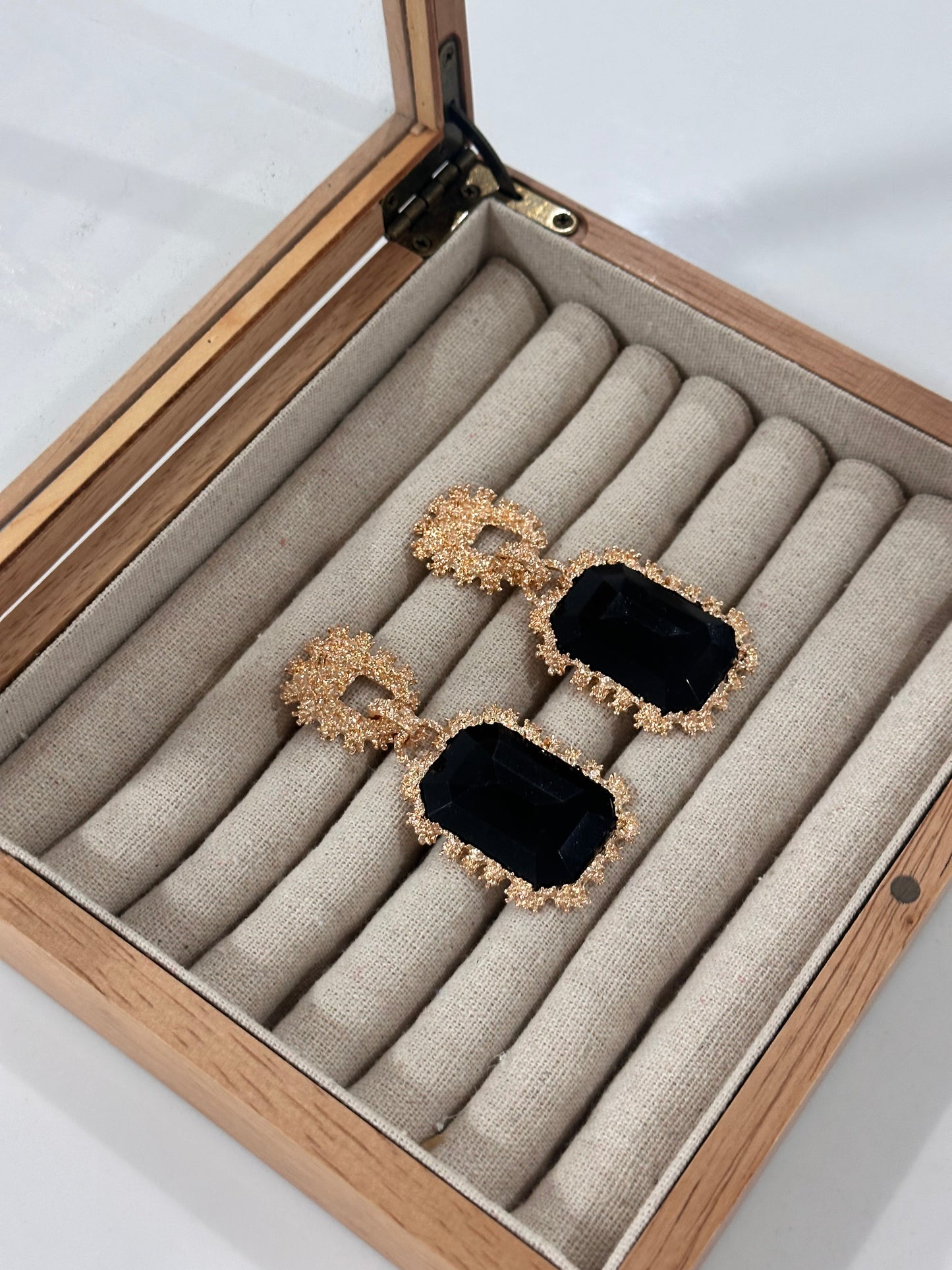 Pendientes sepulcro negro