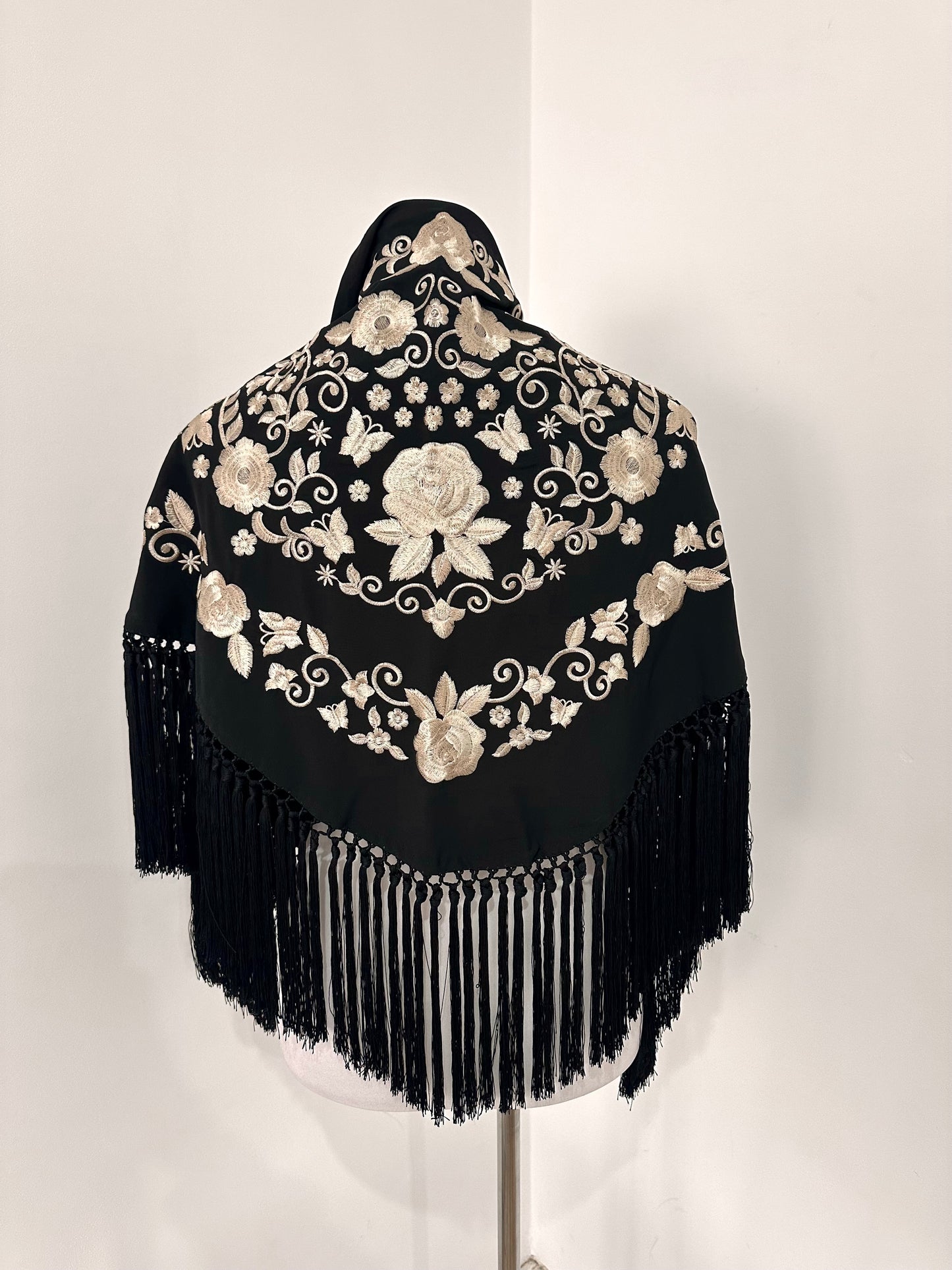 Mantoncillo Fantasía Negro bordado marfil