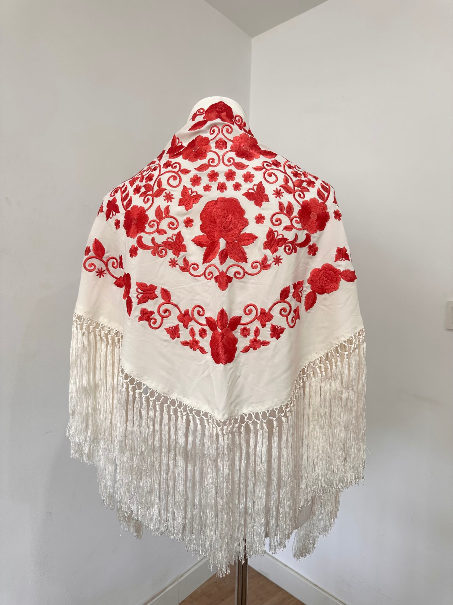 Mantoncillo Fantasía Blanco bordado Coral