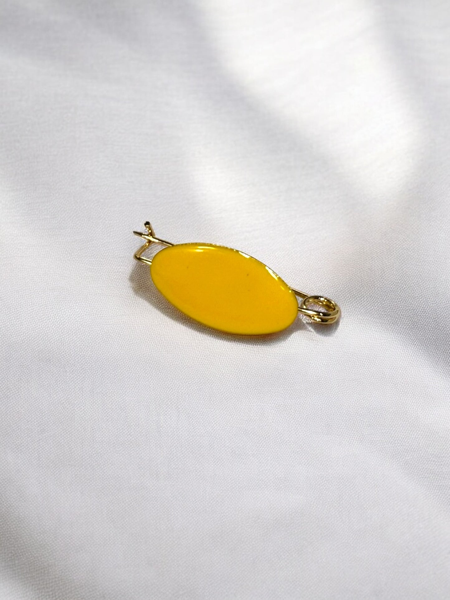 Broche Liso Amarillo