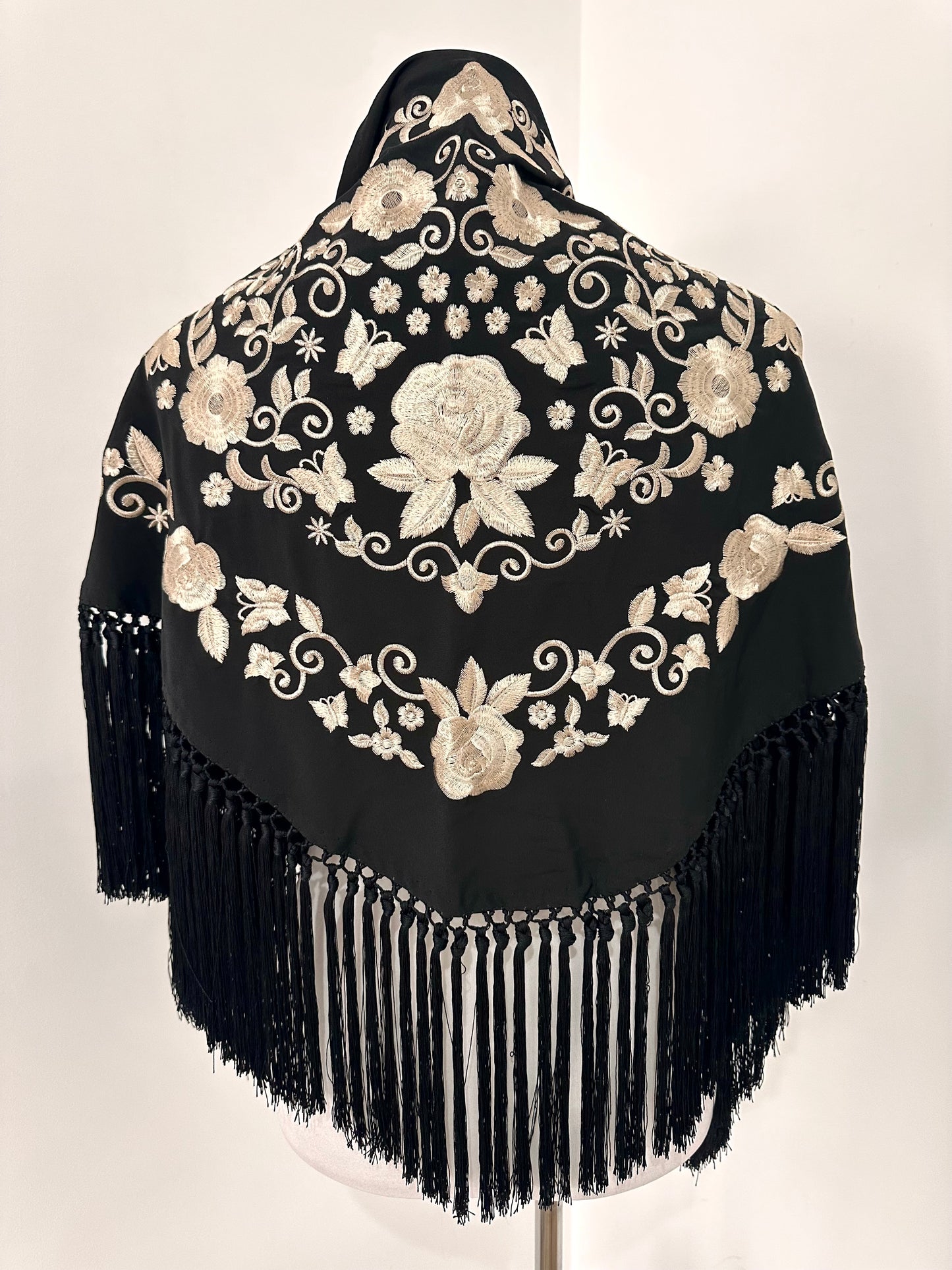 Mantoncillo Fantasía Negro bordado marfil