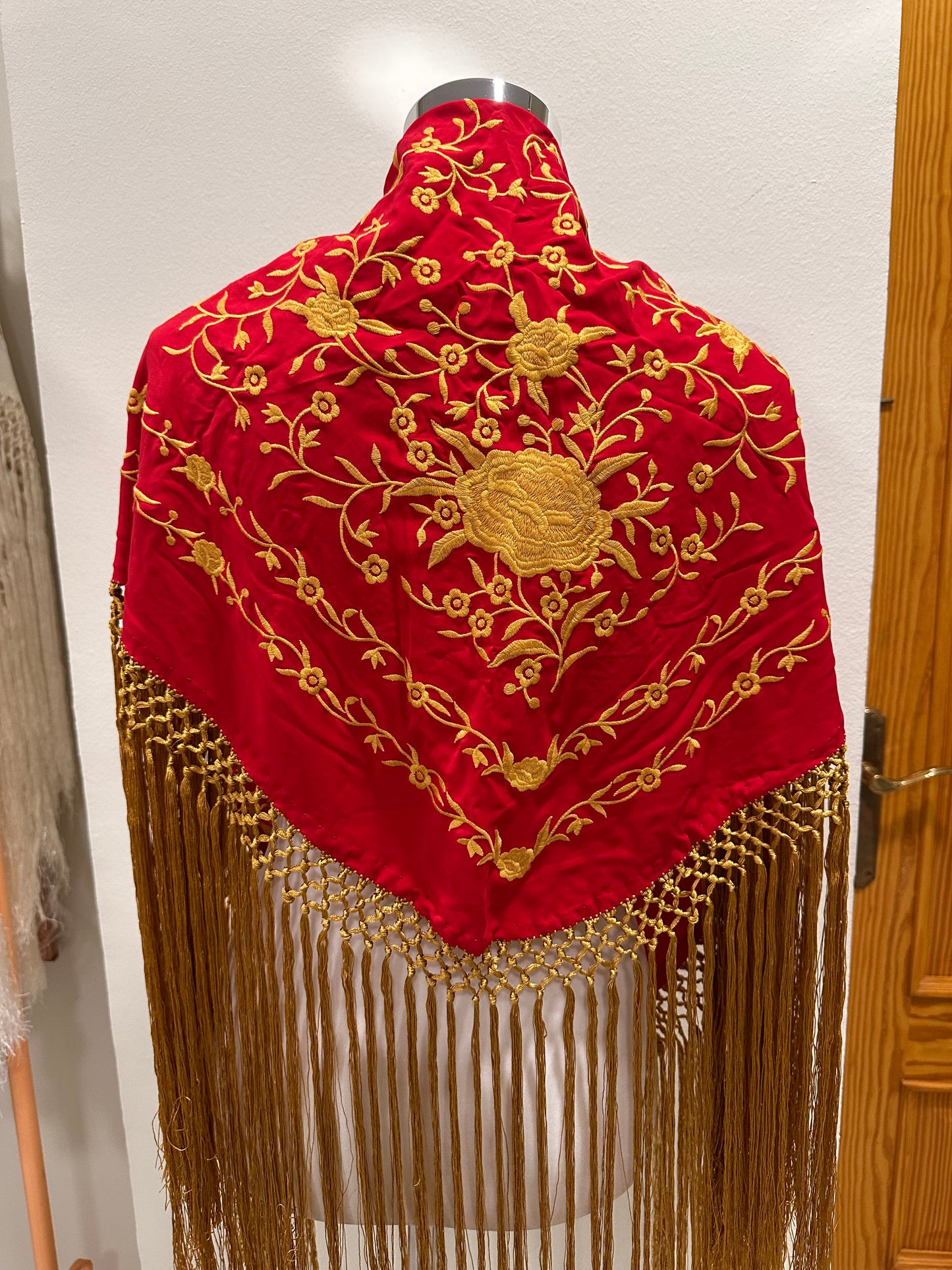 Mantoncillo Dolores rojo bordado dorado