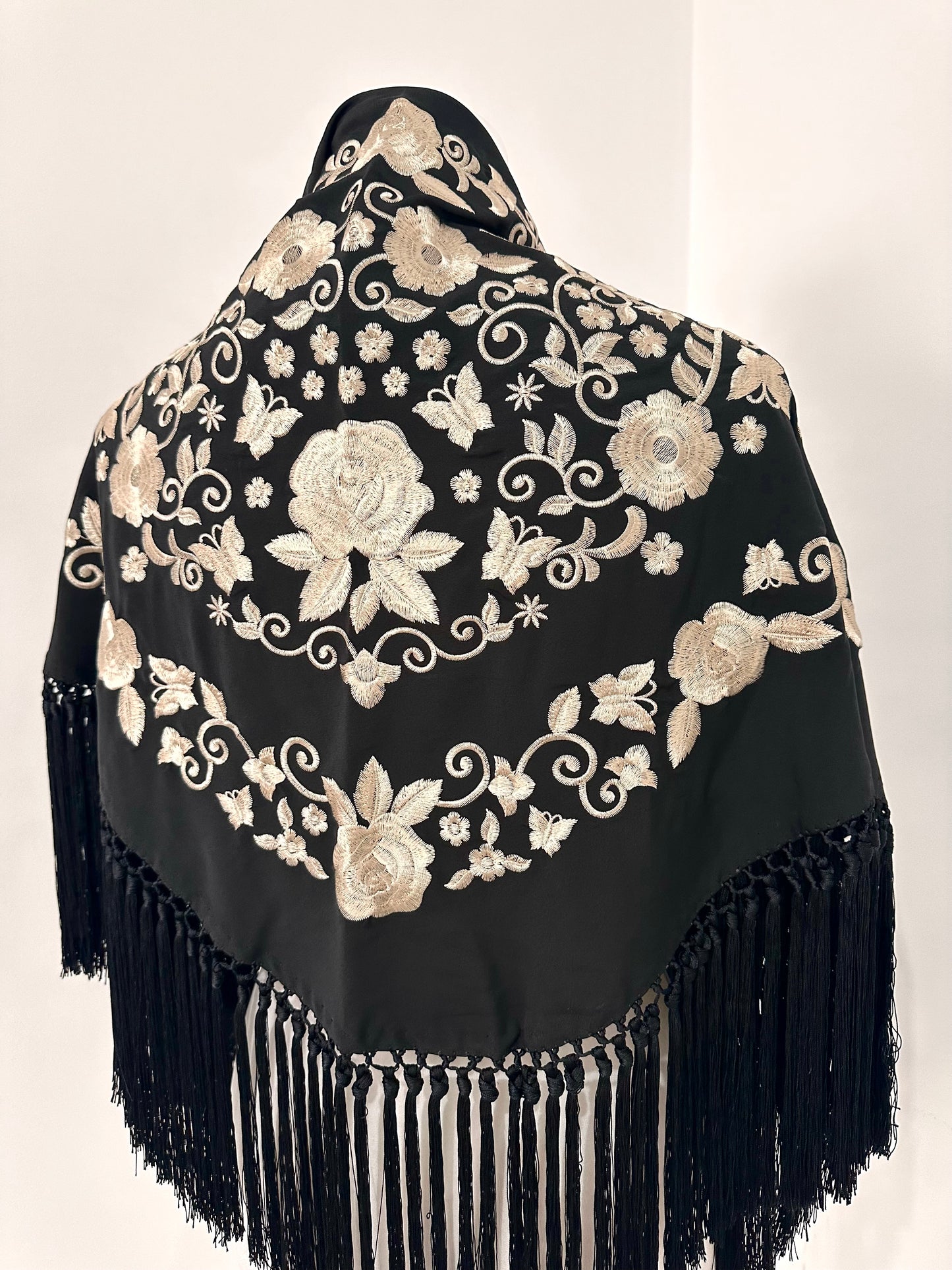Mantoncillo Fantasía Negro bordado marfil