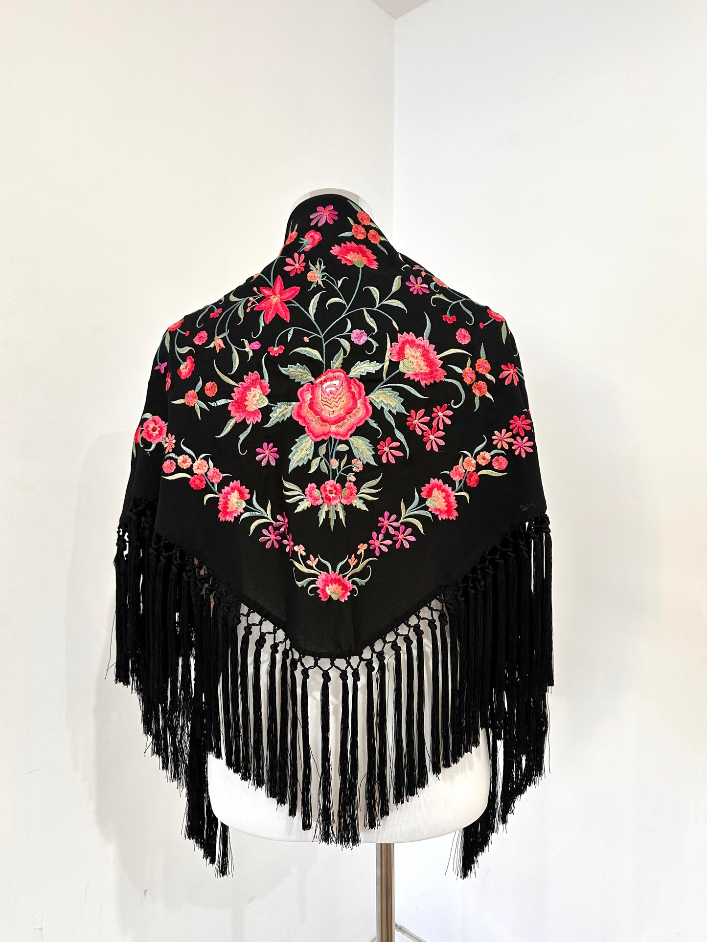 Mantoncillo Clavelines Negro Bordado Pastel