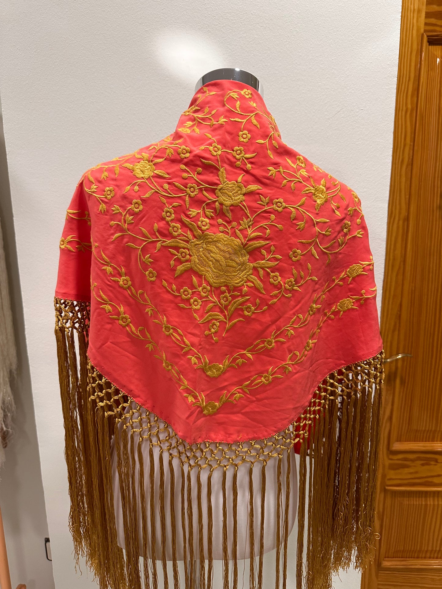 Mantoncillo dolores coral bordado oro
