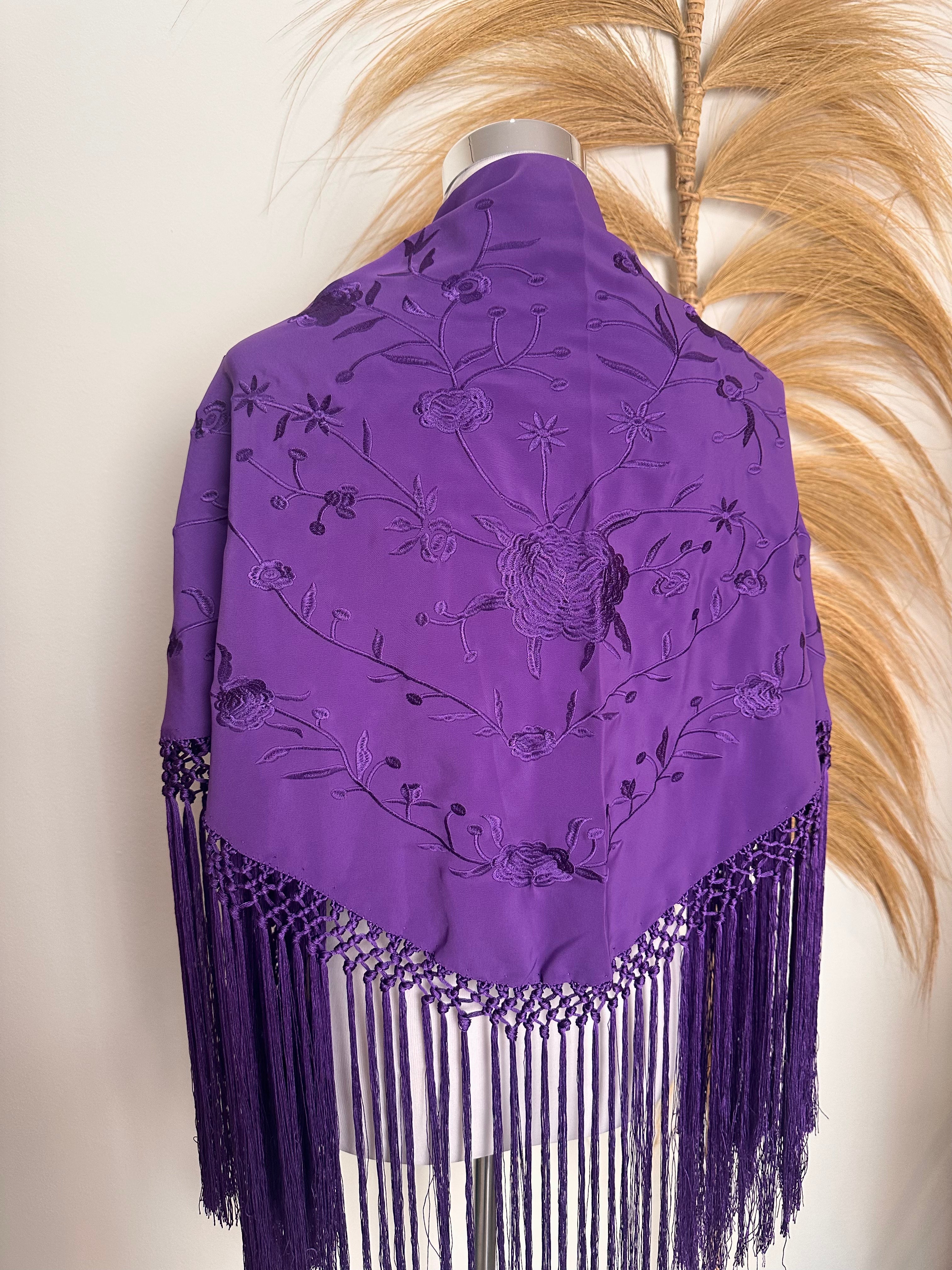 Mantoncillo dolores morado bordado al tono