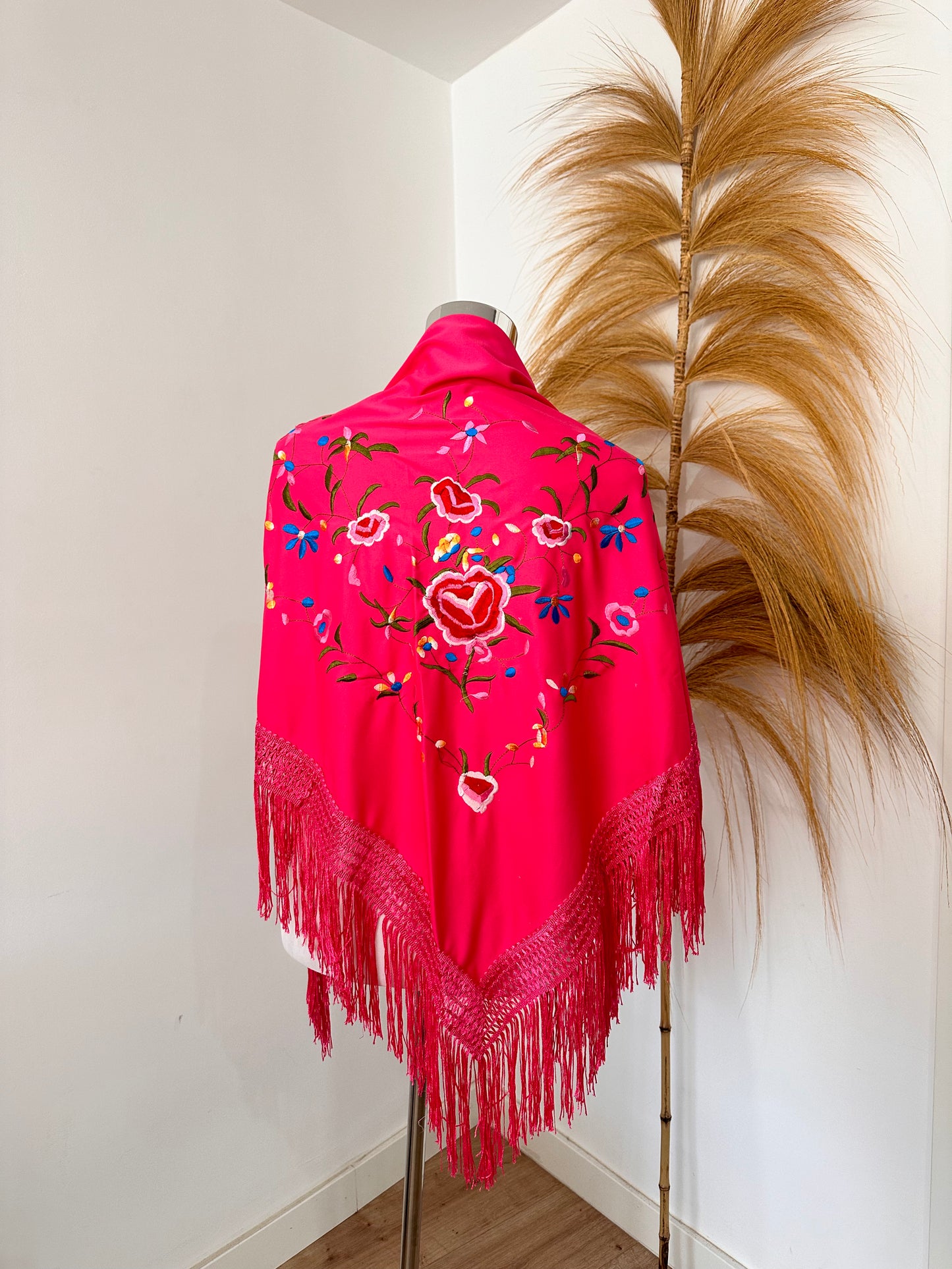 Mantoncillo fucsia bordado colores