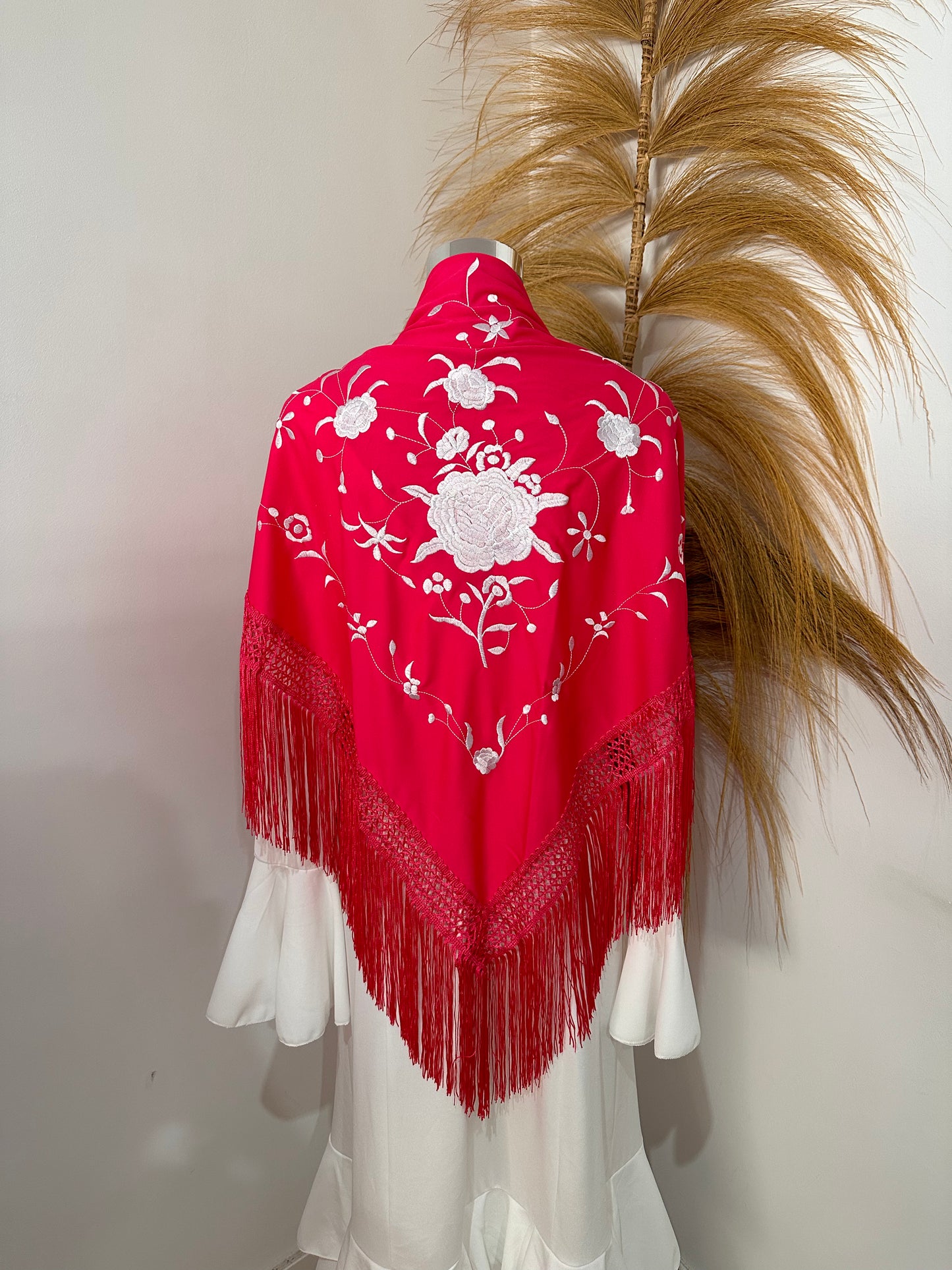 Mantoncillo fucsia bordado blanco