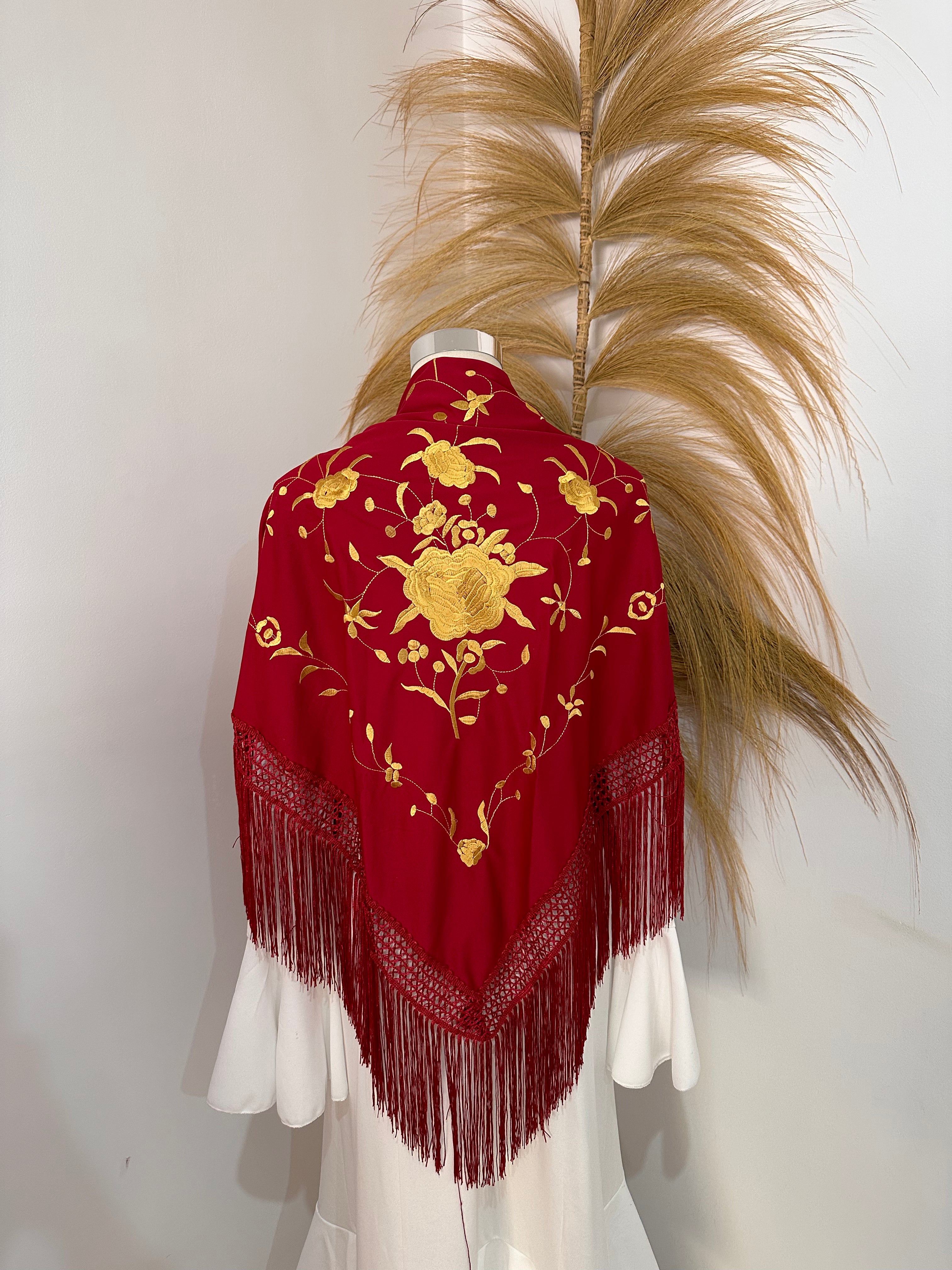 Mantoncillo burdeos con bordado dorado