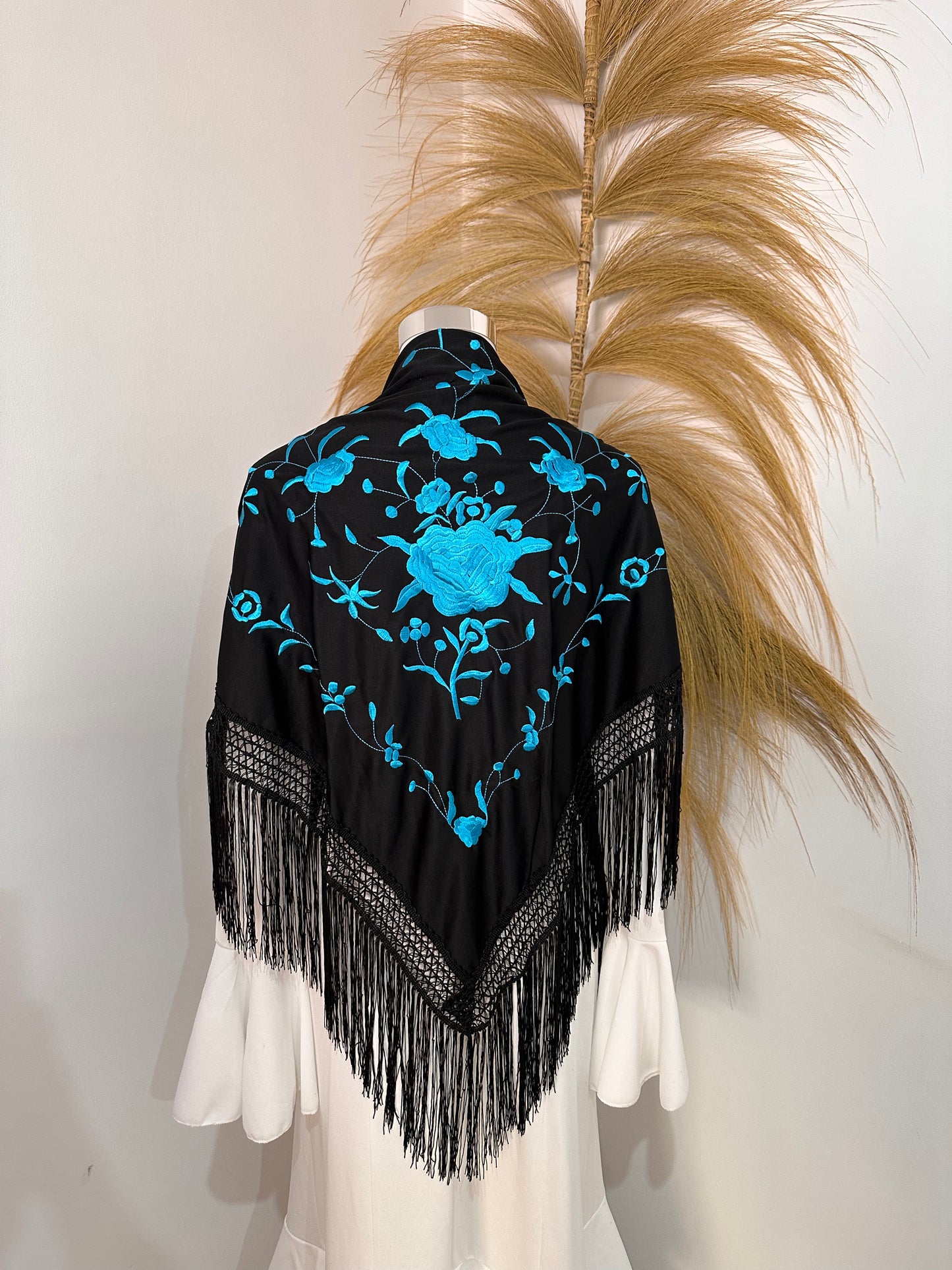 Mantoncillo negro con bordado azul