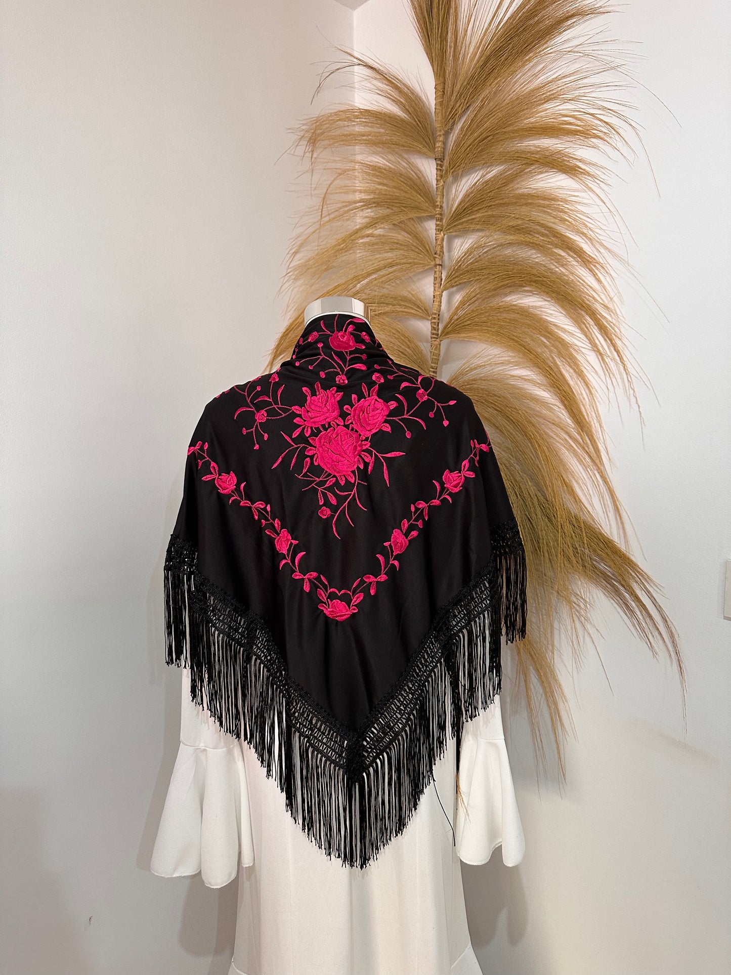 Mantoncillo negro con bordado fucsia