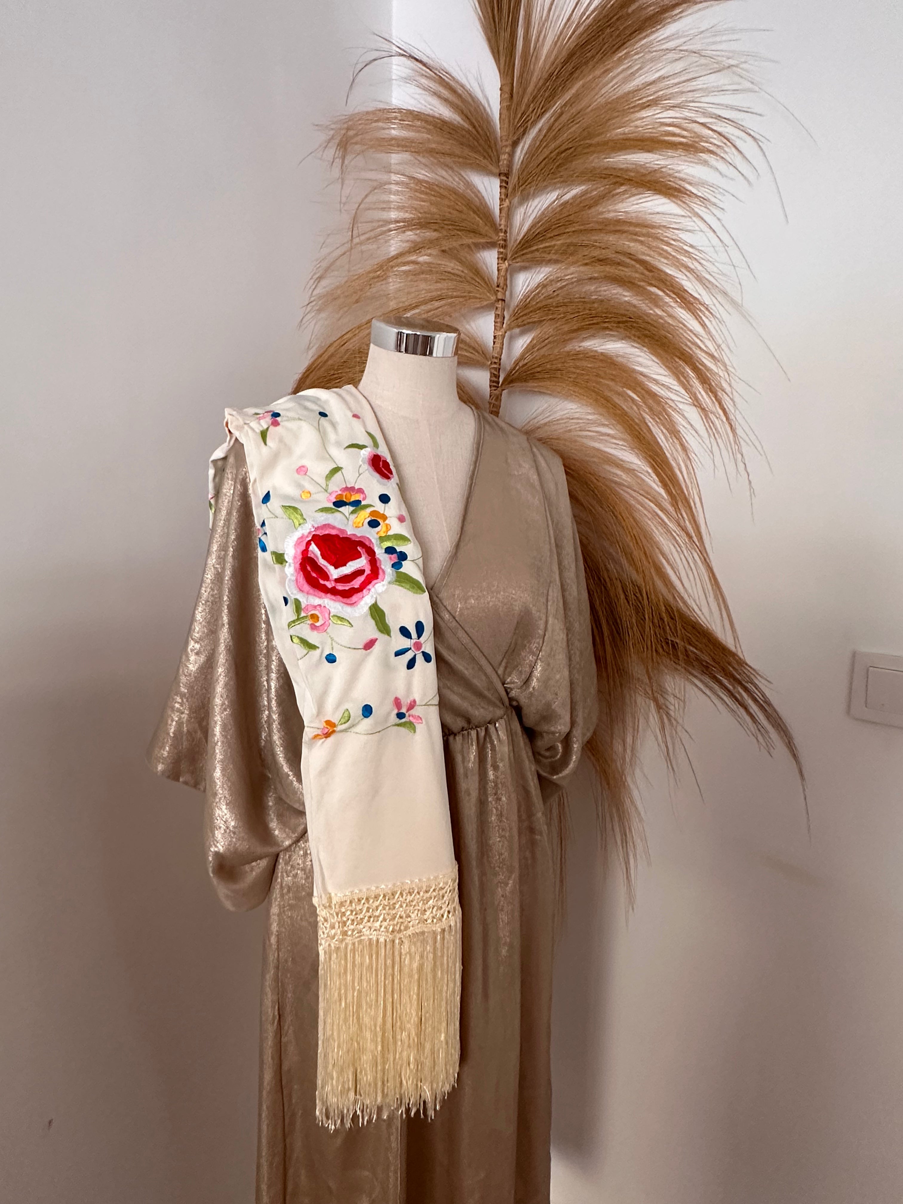 Manton invitada beige con bordado multicolor