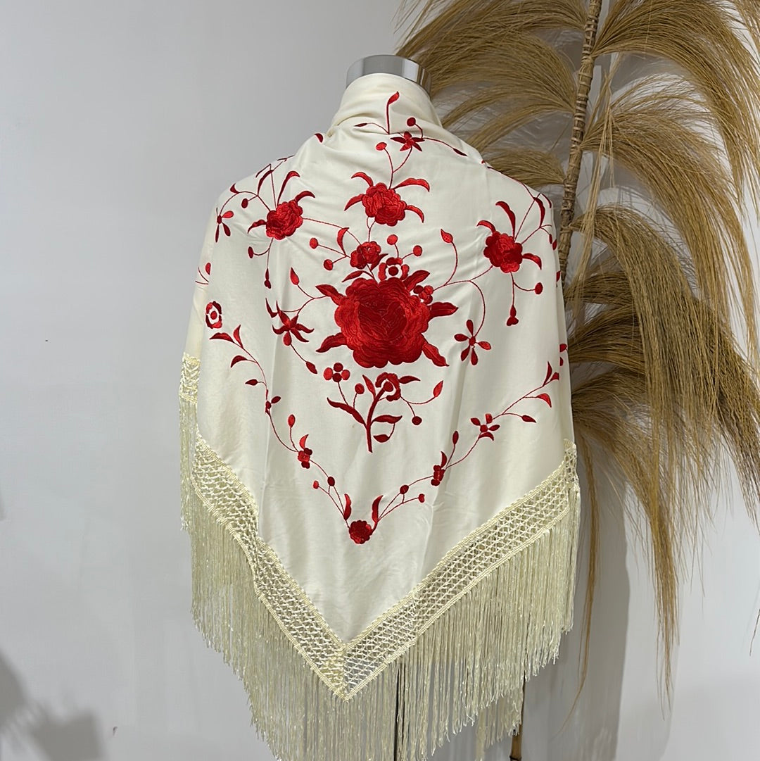 Mantoncillo beige bordado rojo