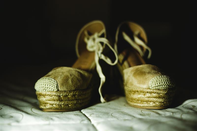 alpargatas de esparto sucias con un fondo oscuro