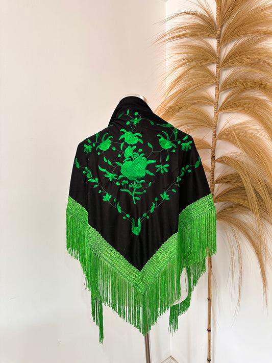 Mantoncillo negro bordado verde