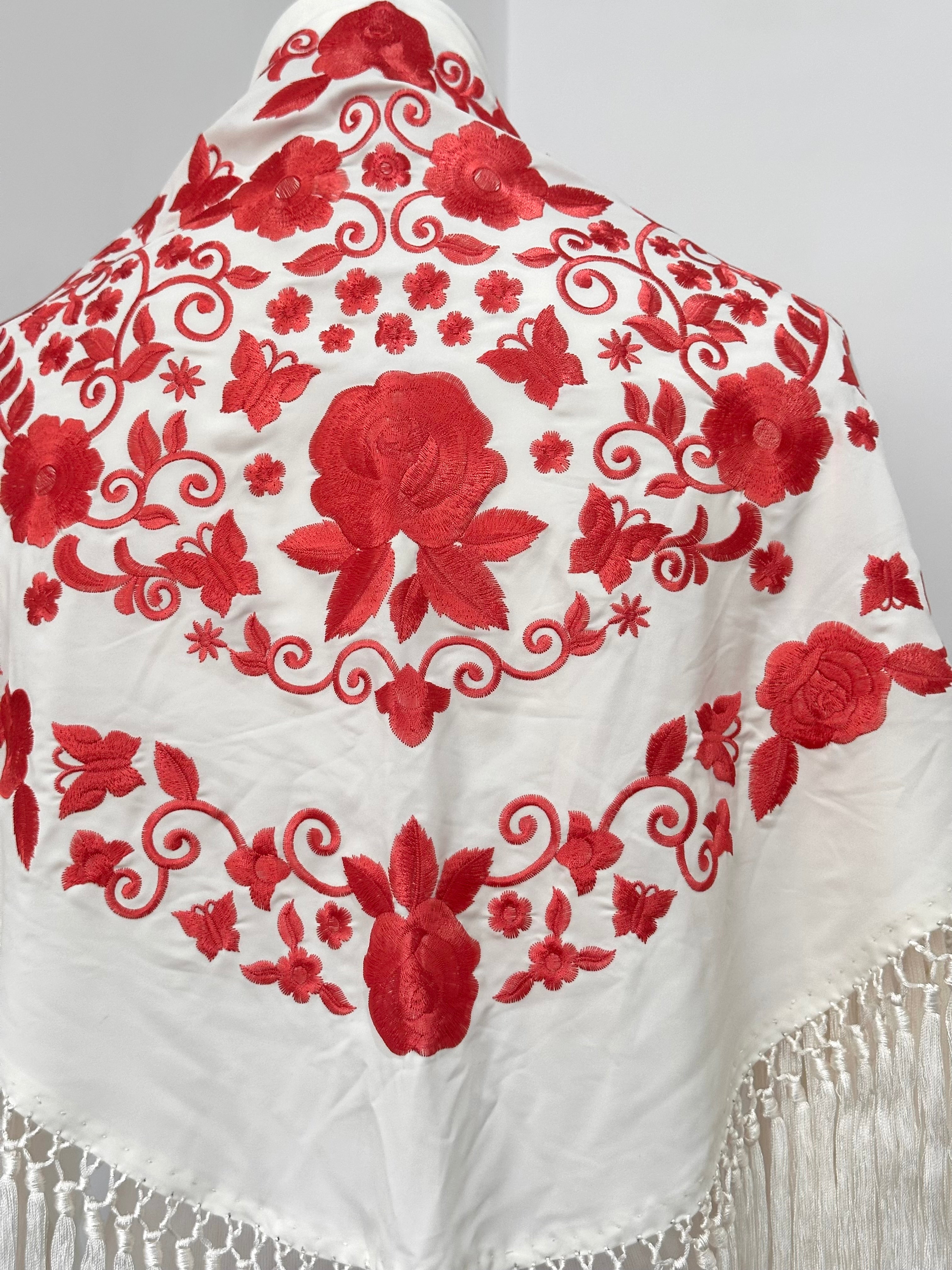 Mantoncillo Fantasía Blanco bordado Coral
