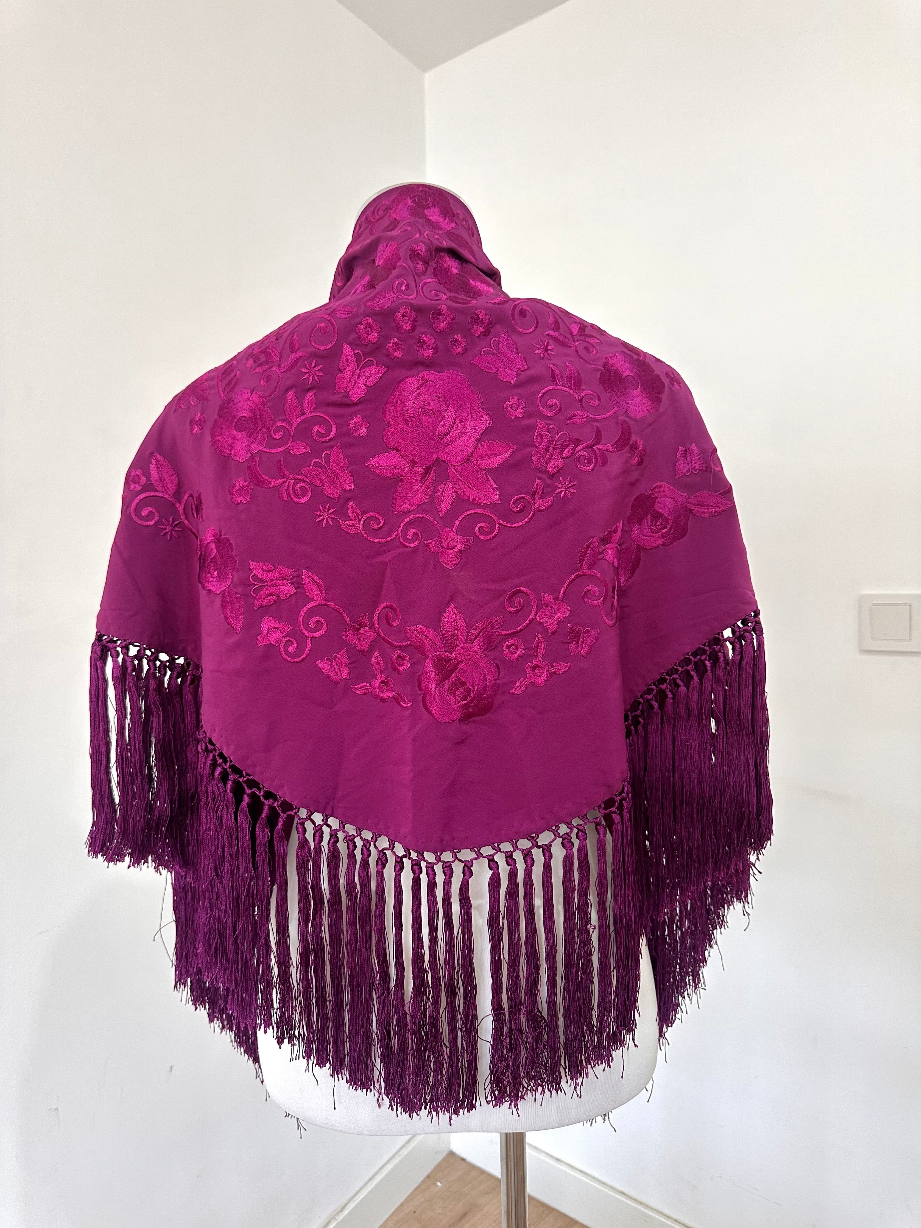 Mantoncillo Fantasía Buganvilla/ Berenjena bordado al tono