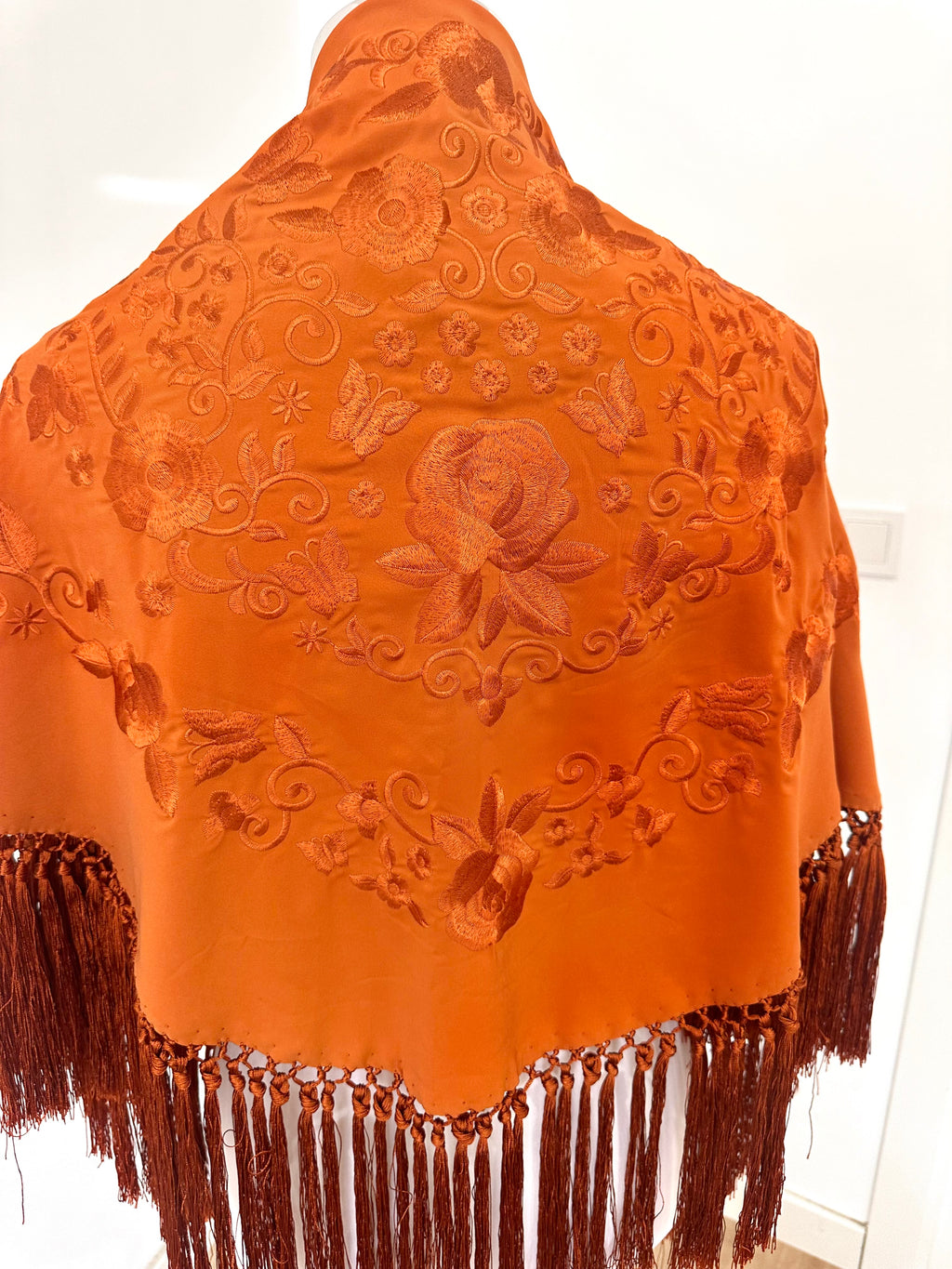 Mantoncillo Fantasía naranja teja bordado al tono