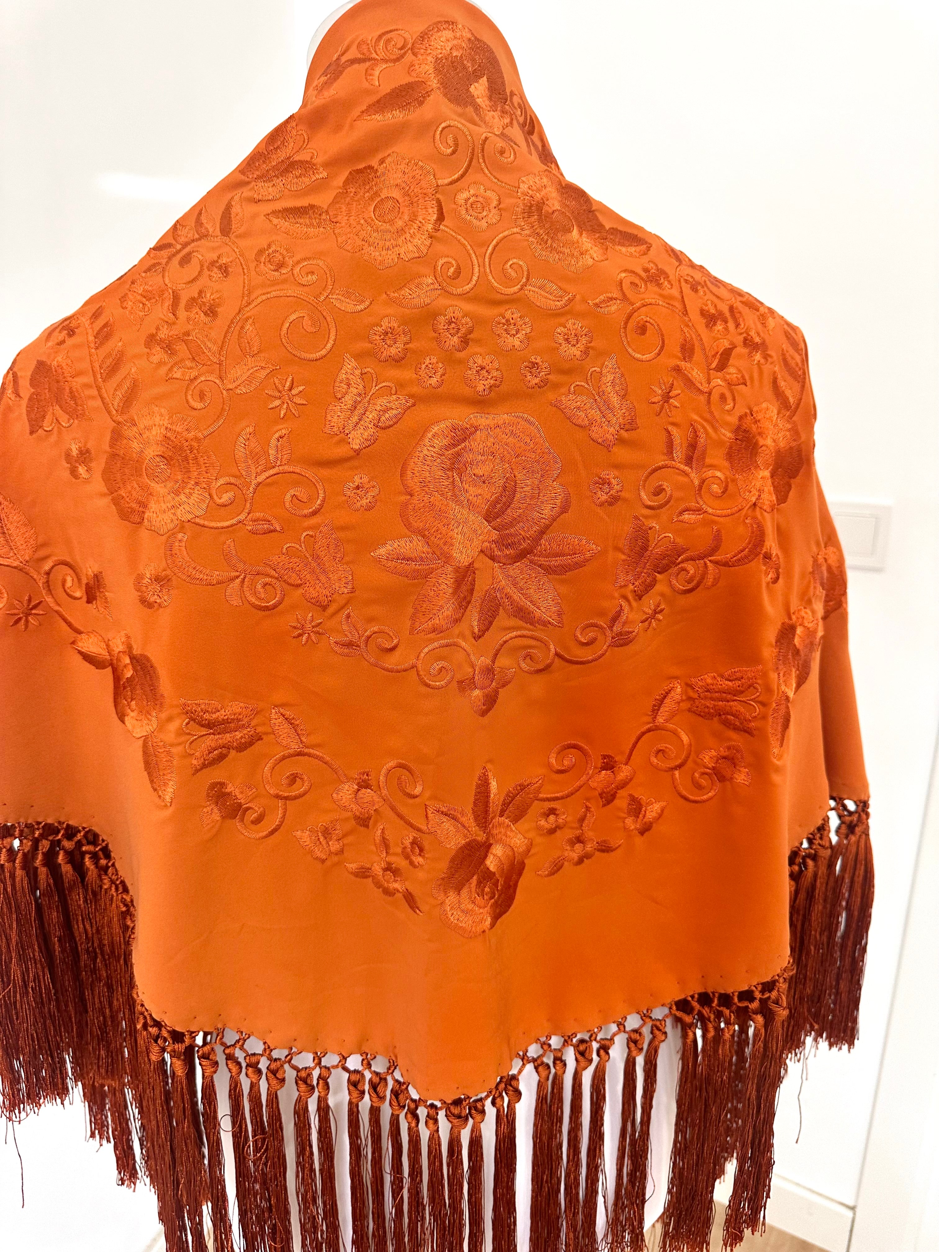 Mantoncillo Fantasía naranja teja bordado al tono