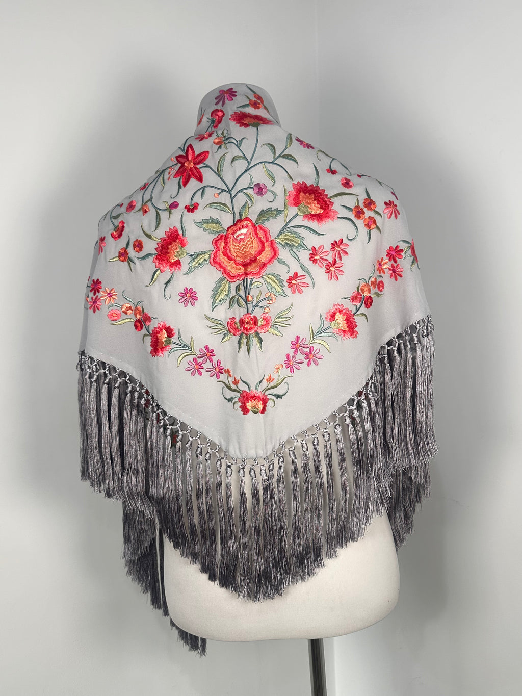 Mantoncillo Clavelines Gris bordado Pastel