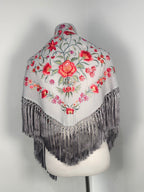 Mantoncillo Clavelines Gris bordado Pastel