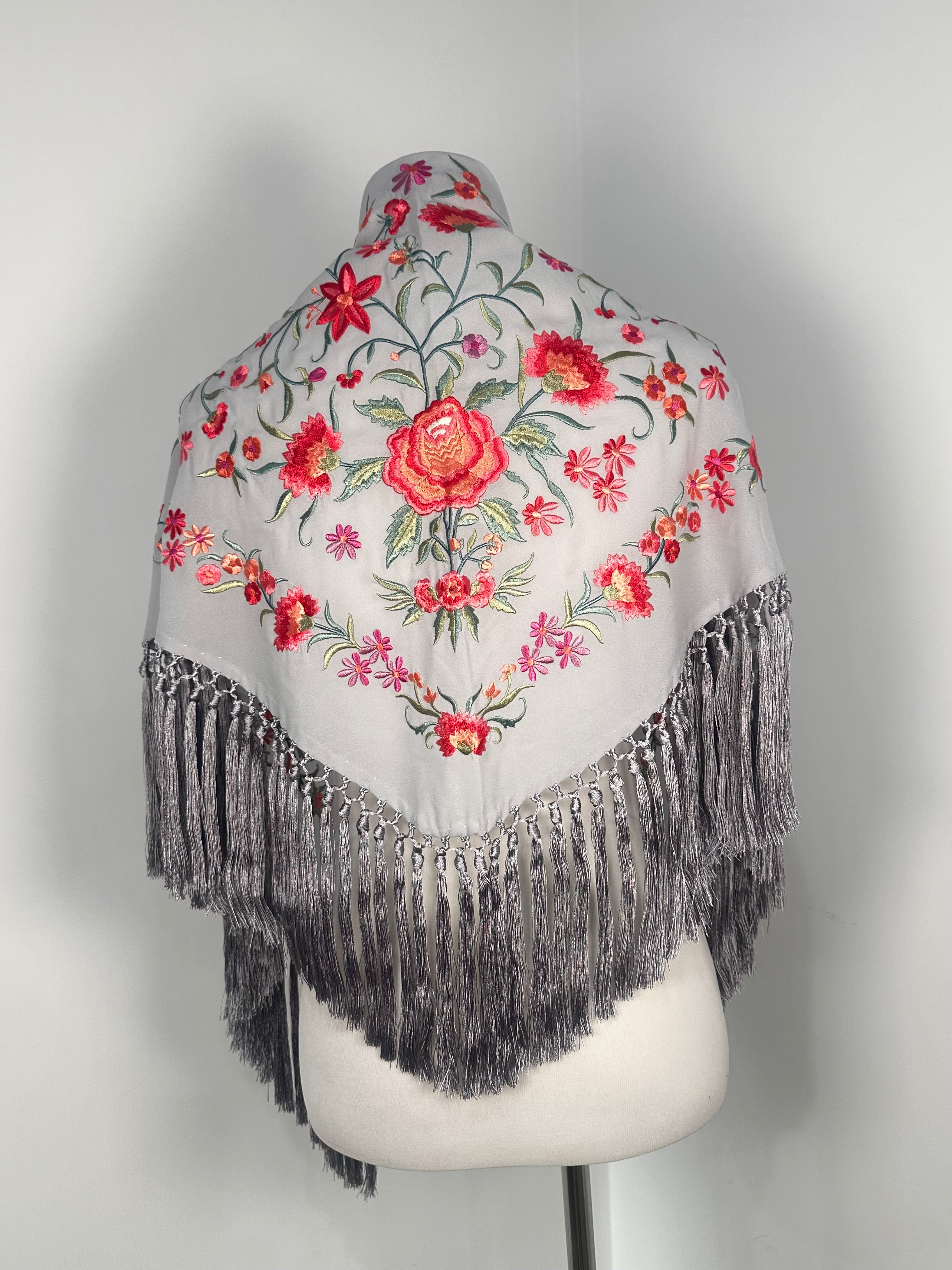 Mantoncillo Clavelines Gris bordado Pastel