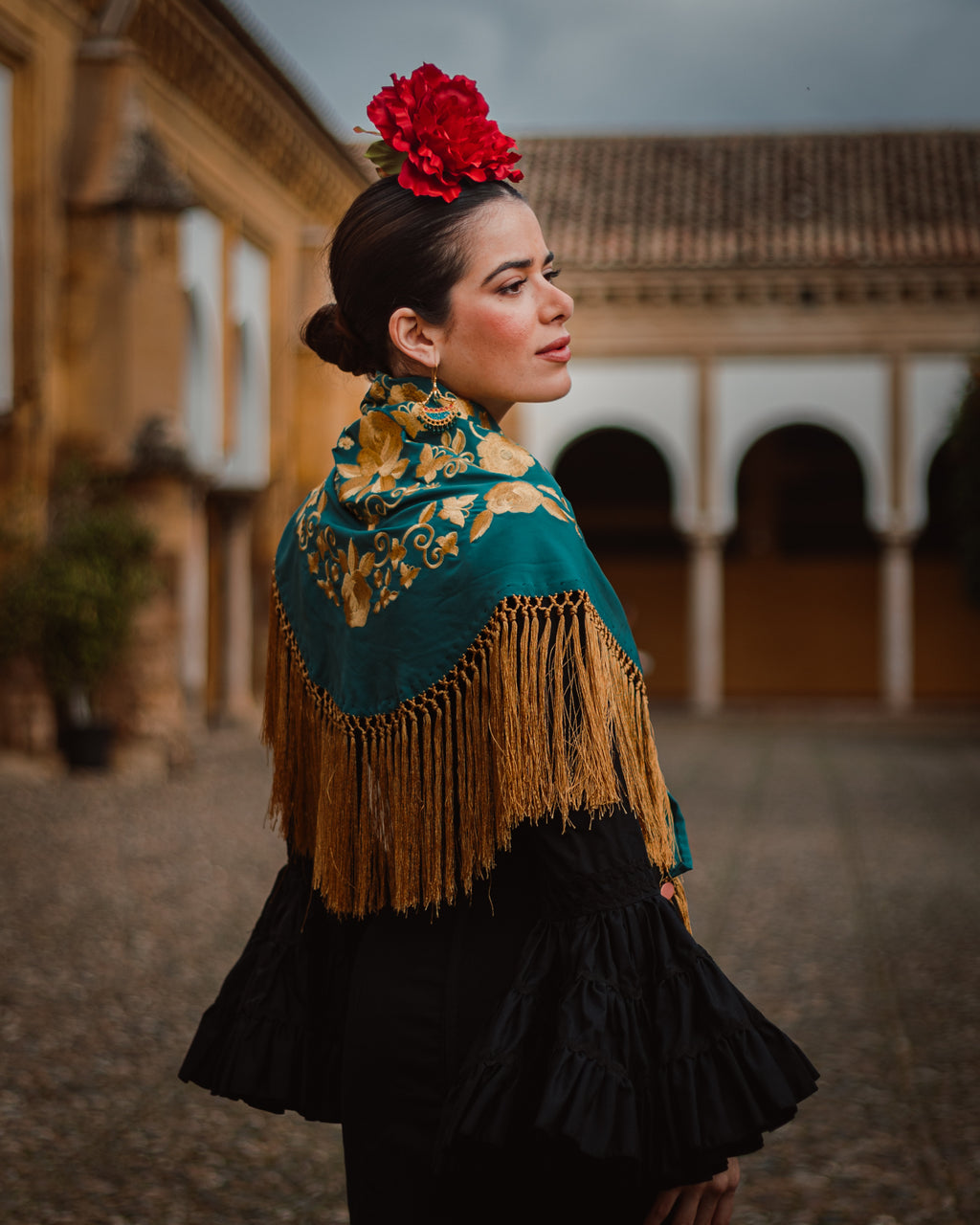 Mantoncillo Fantasía Verde Botella bordado en dorado