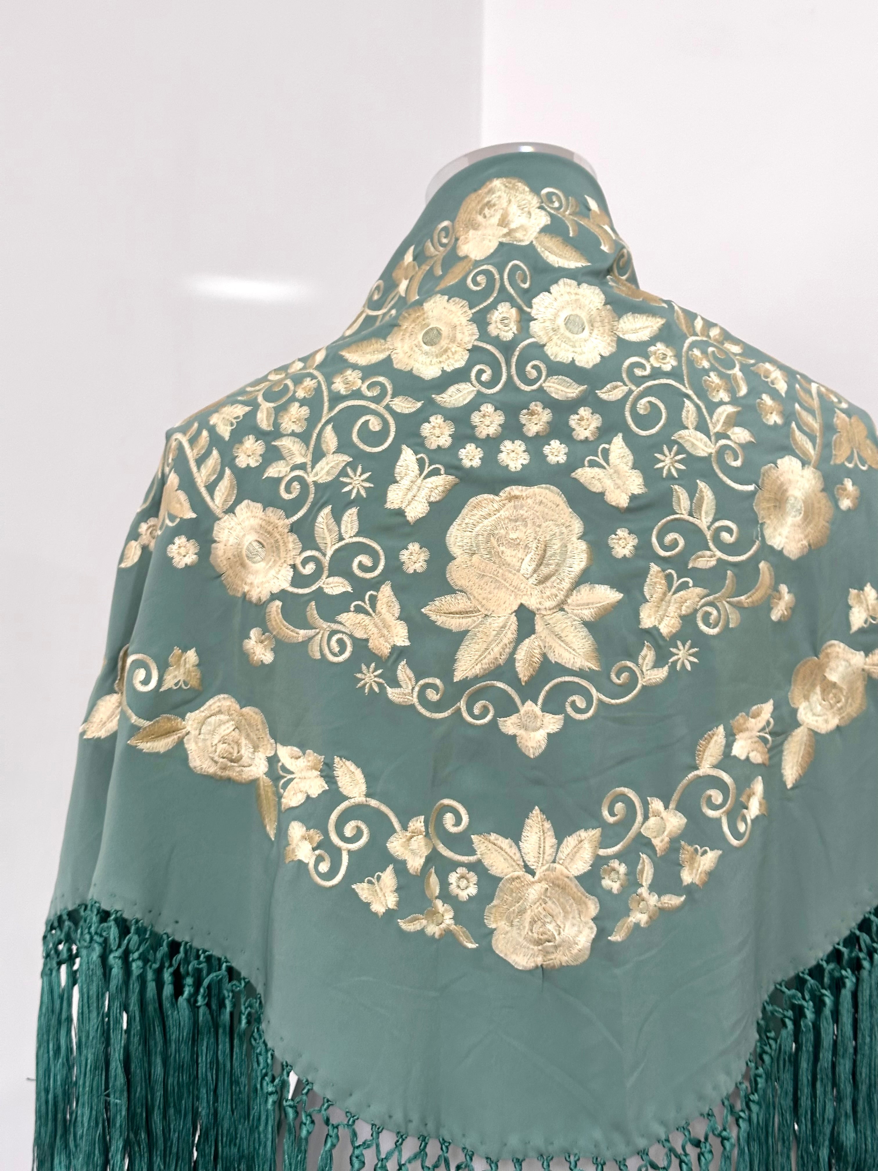 Mantoncillo Fantasía Verde Agua bordado en Marfil