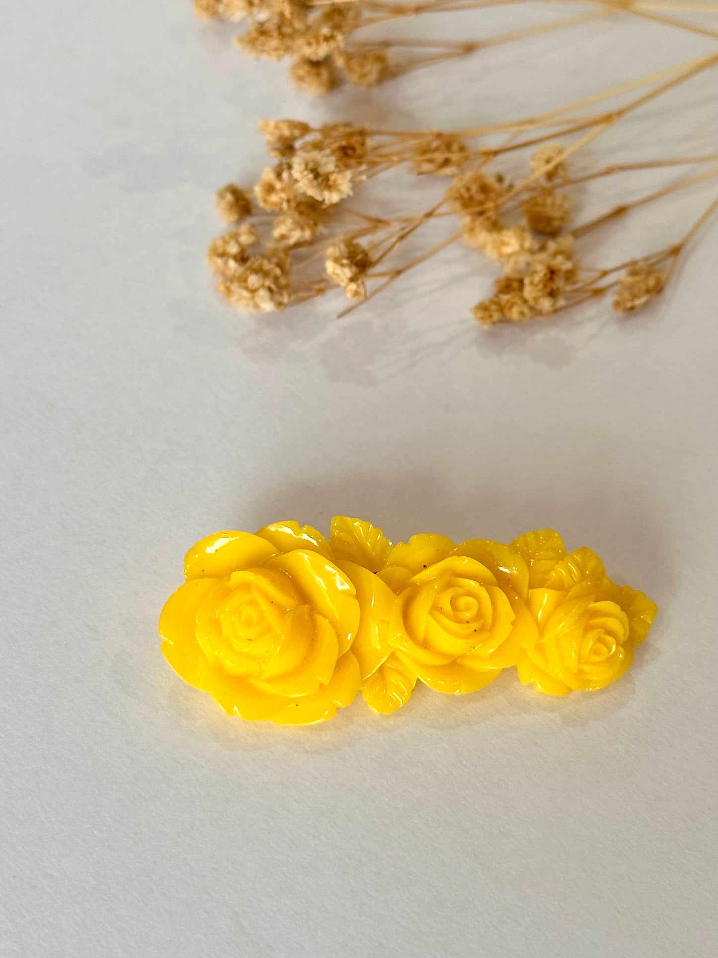 Broche rosetta amarillo