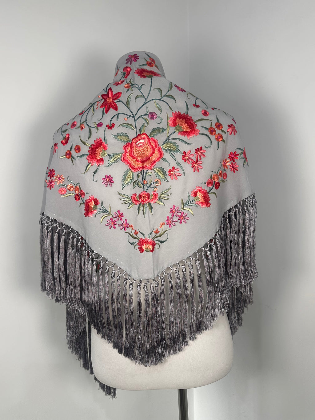 Mantoncillo Clavelines Gris bordado Pastel