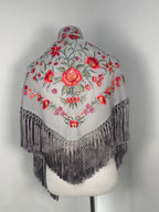 Mantoncillo Clavelines Gris bordado Pastel