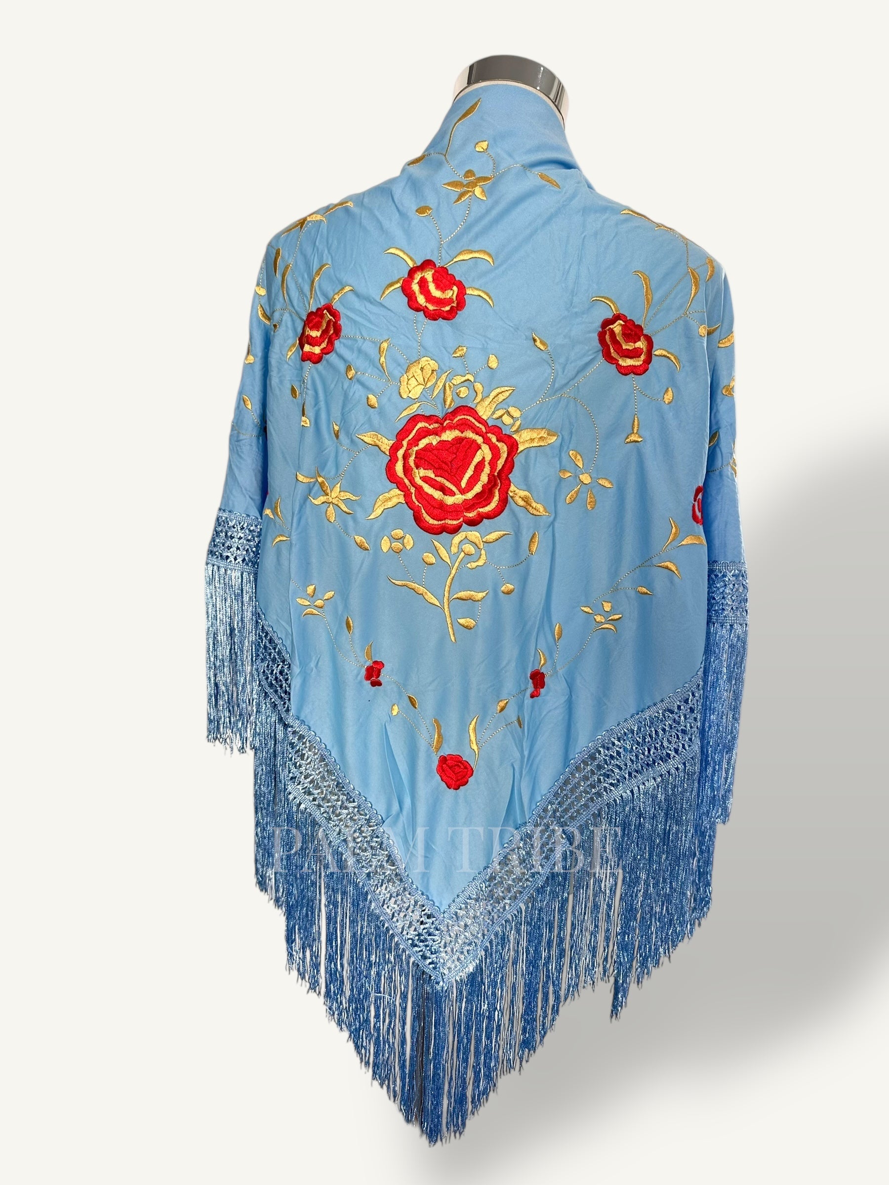 Mantoncillo azul cielo bordado rojo y dorado