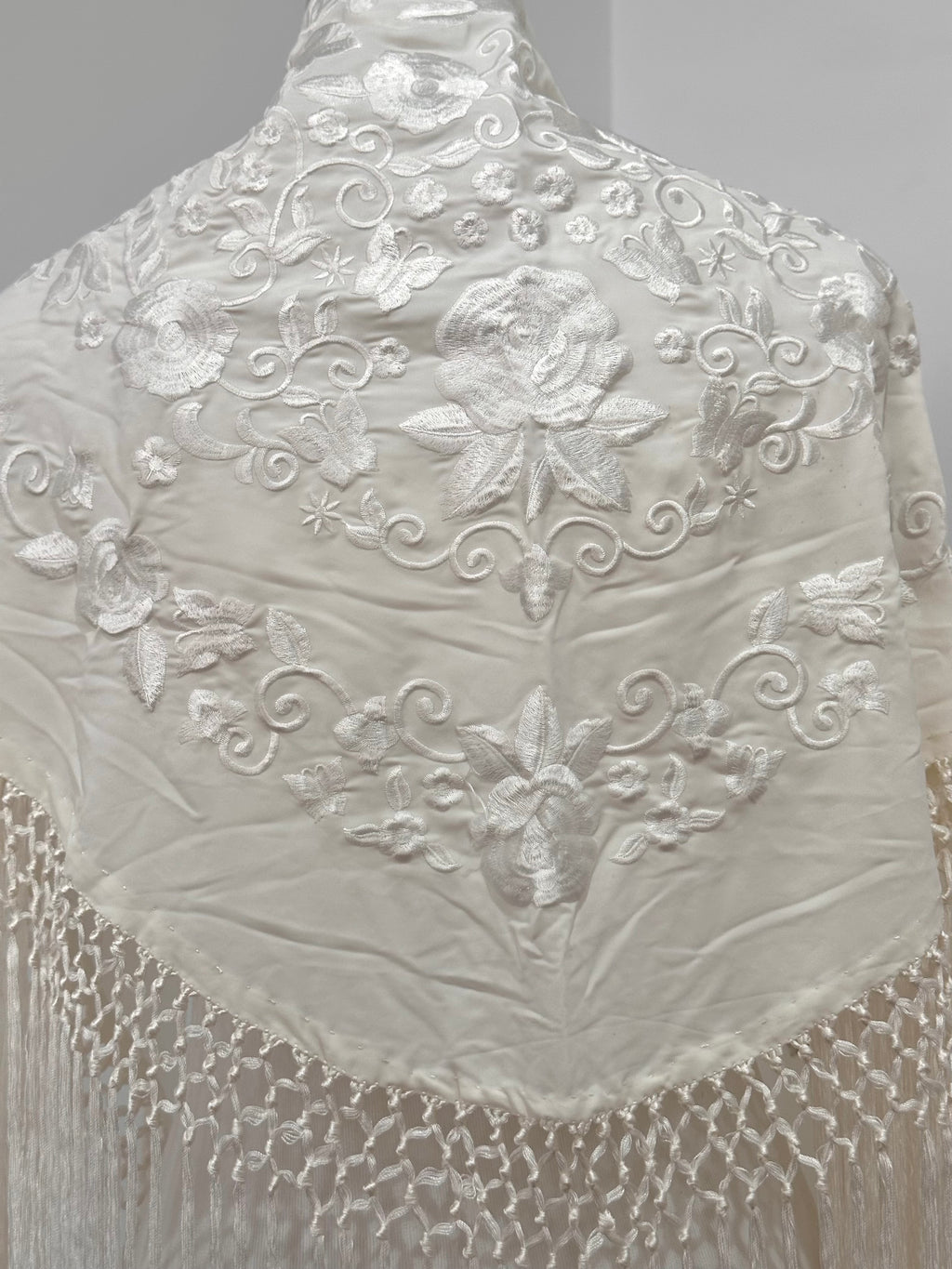 Mantoncillo Fantasía Blanco bordado al tono fleco largo