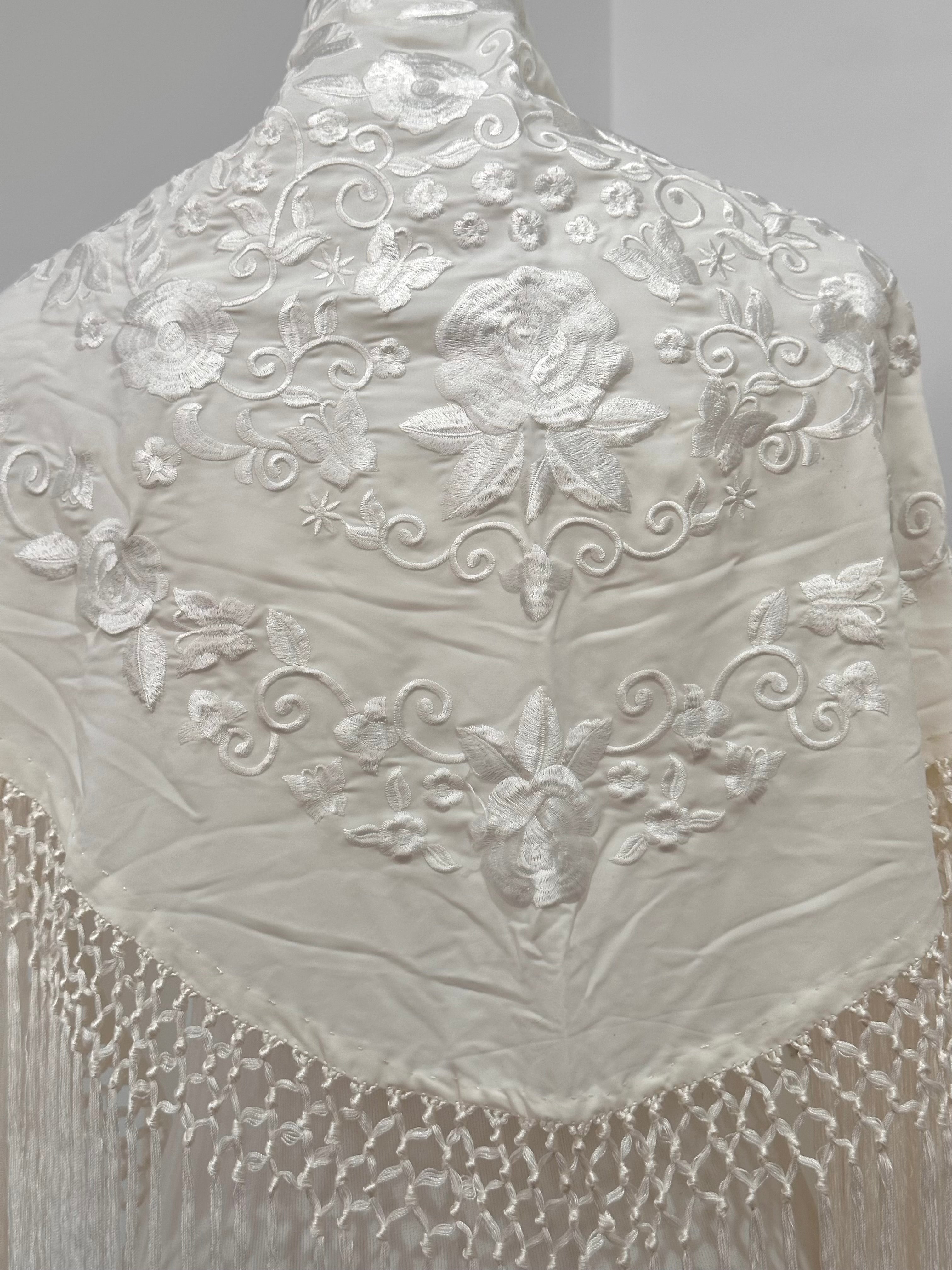 Mantoncillo Fantasía Blanco bordado al tono fleco largo