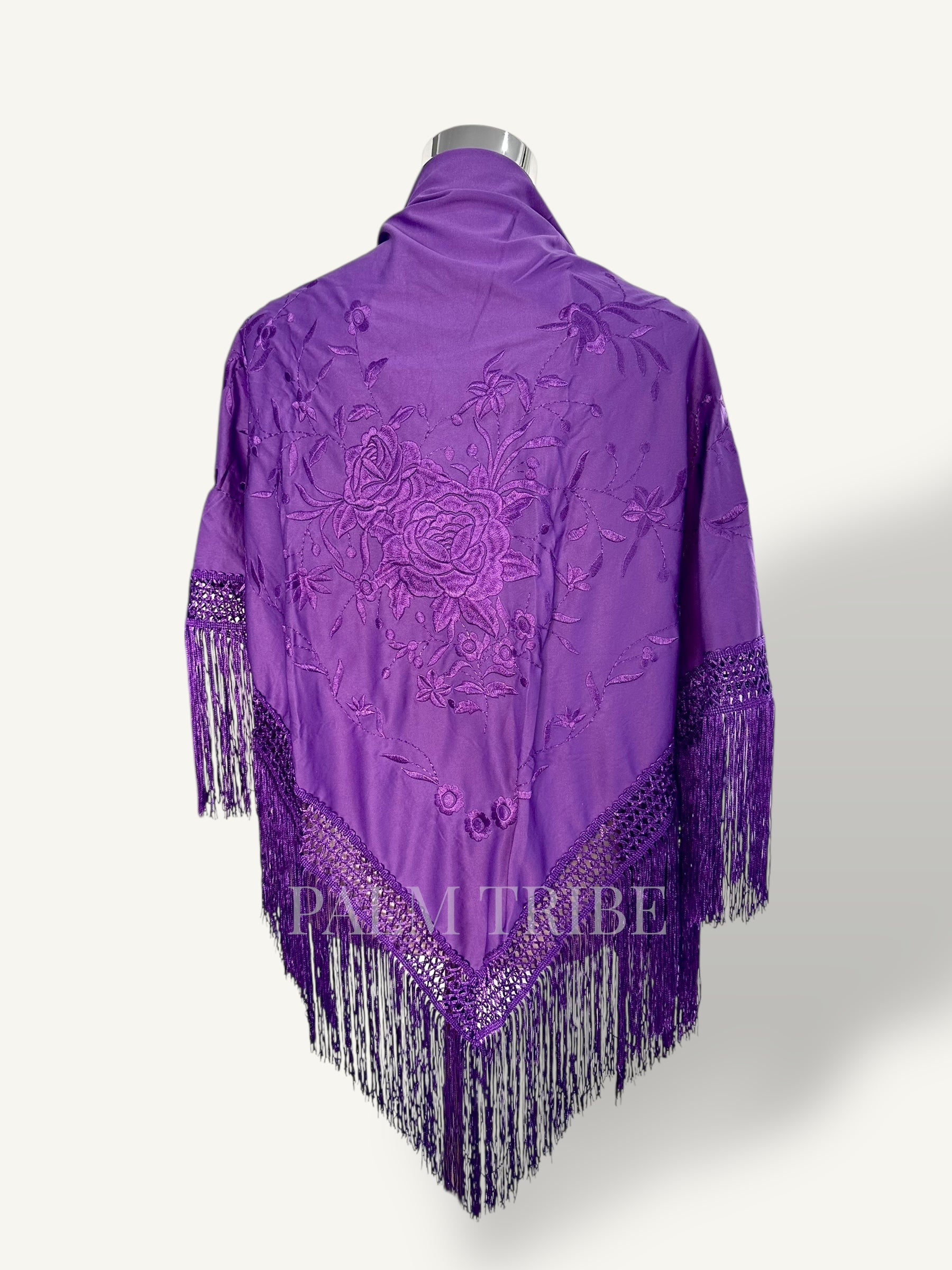 Mantoncillo morado bordado al tono