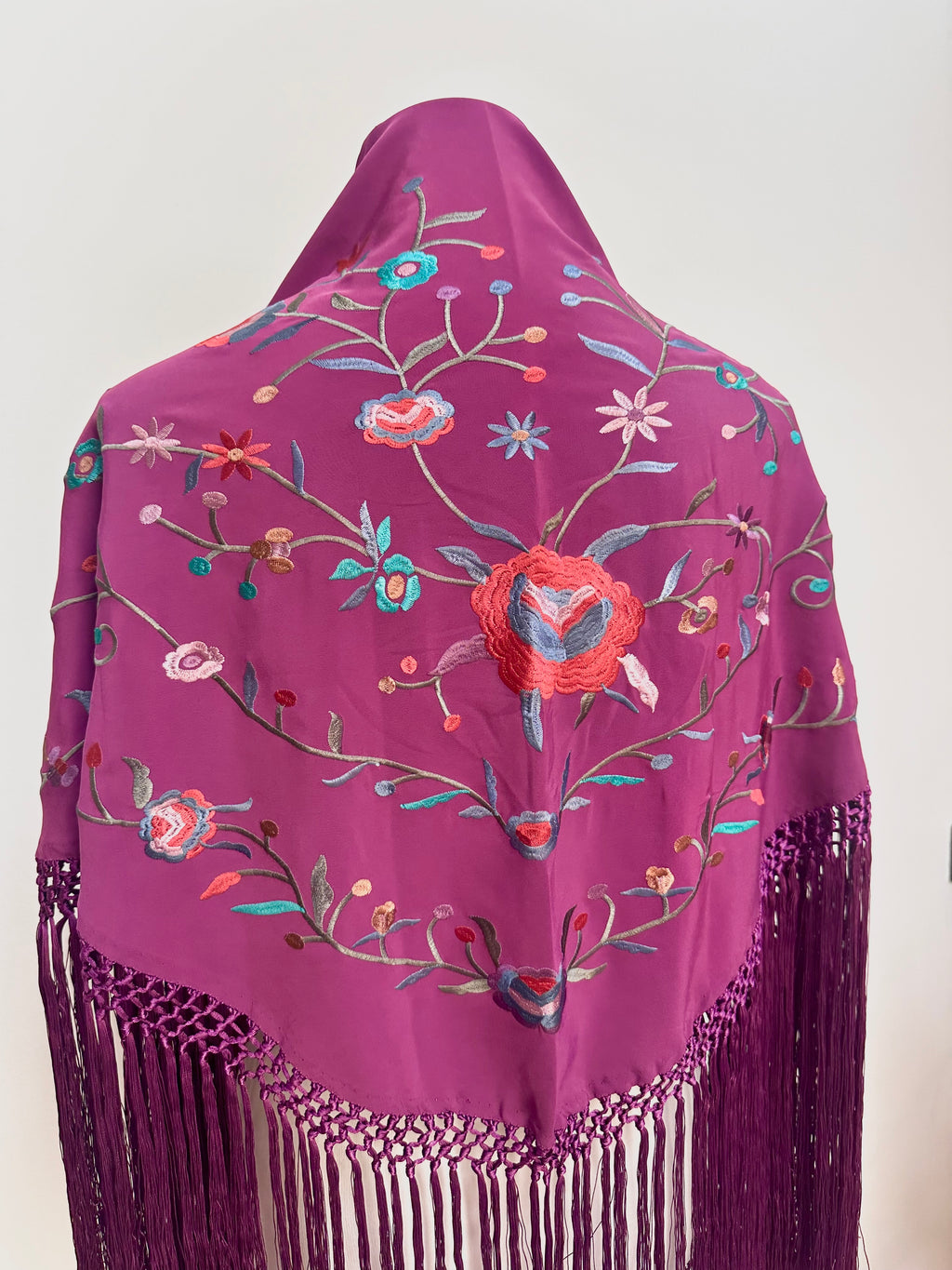 Mantoncillo dolores berenjena bordado