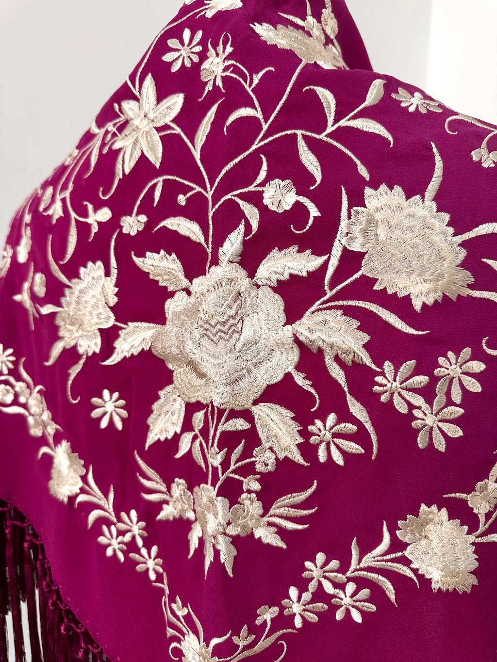 Mantoncillo Clavelines Buganvilla bordado blanco