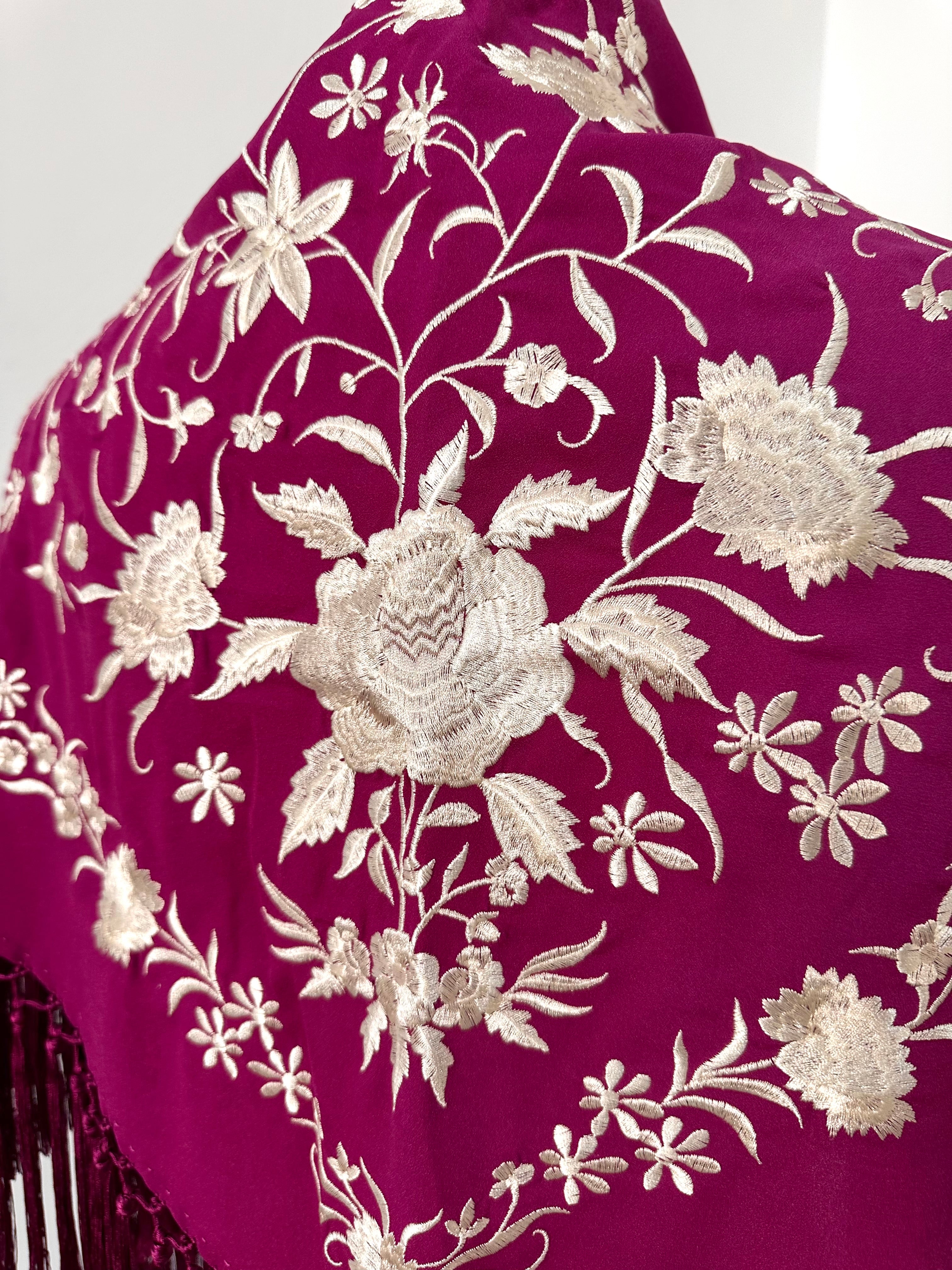 Mantoncillo Clavelines Buganvilla bordado blanco