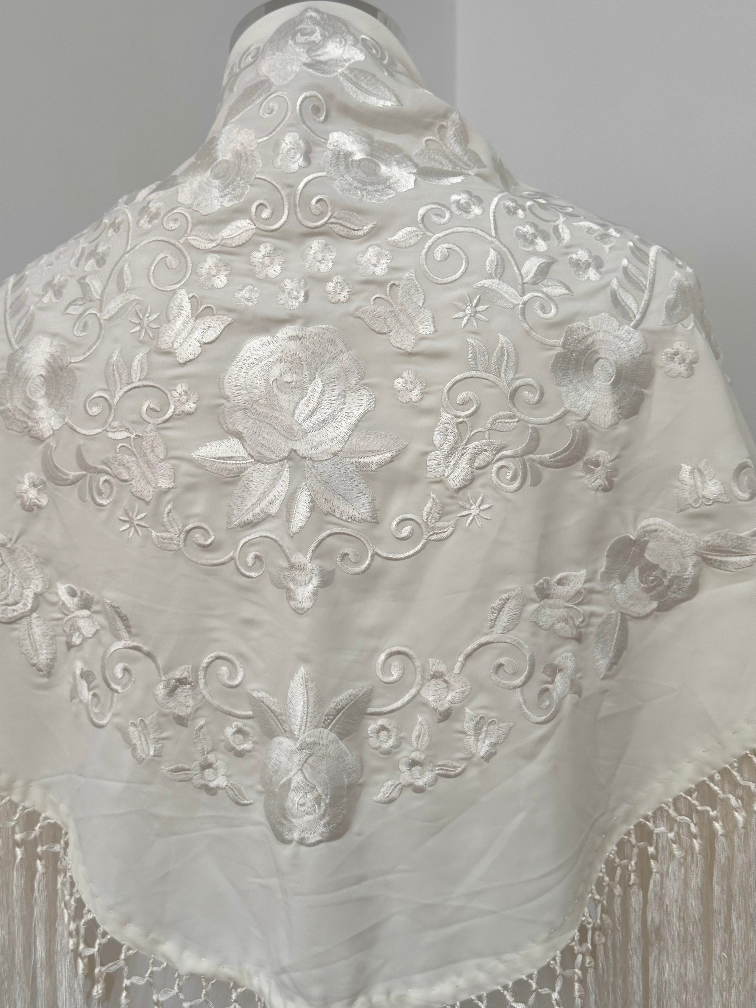 Mantoncillo Fantasía Blanco bordado al tono