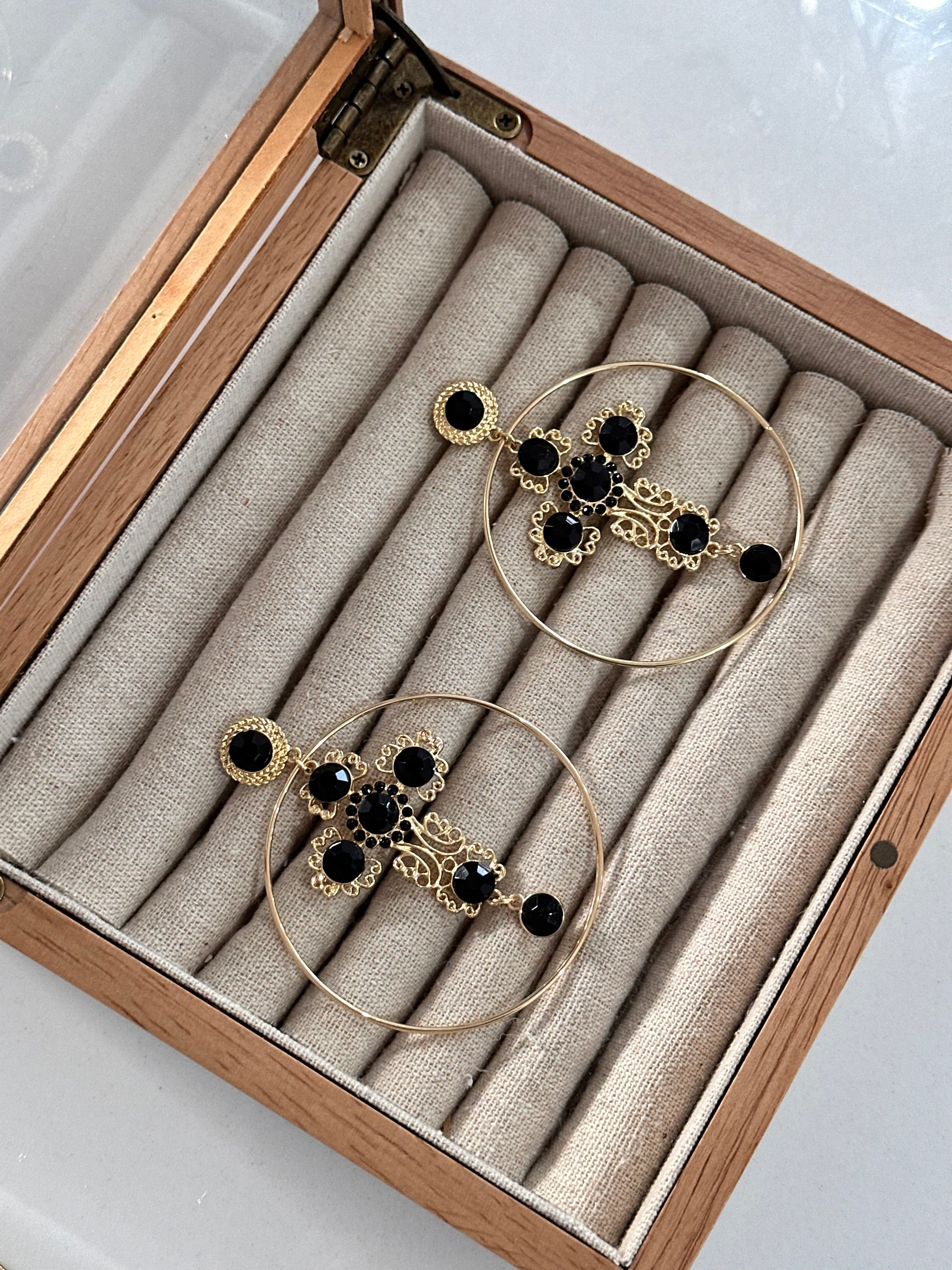 Pendientes Cruz aro negro