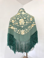 Mantoncillo Fantasía Verde Agua bordado en Marfil