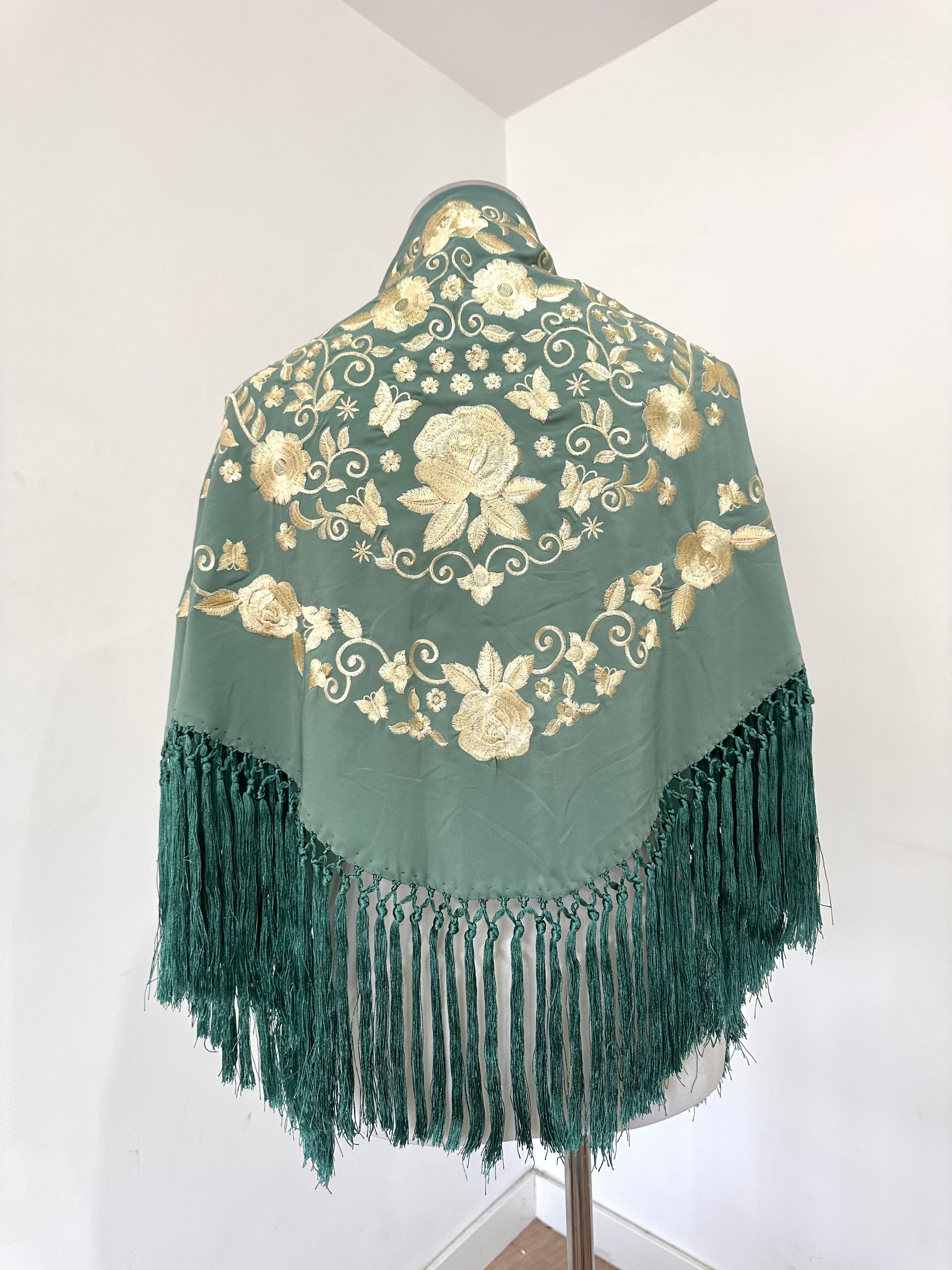 Mantoncillo Fantasía Verde Agua bordado en Marfil