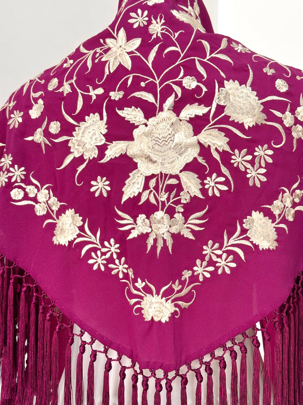 Mantoncillo Clavelines Buganvilla bordado blanco