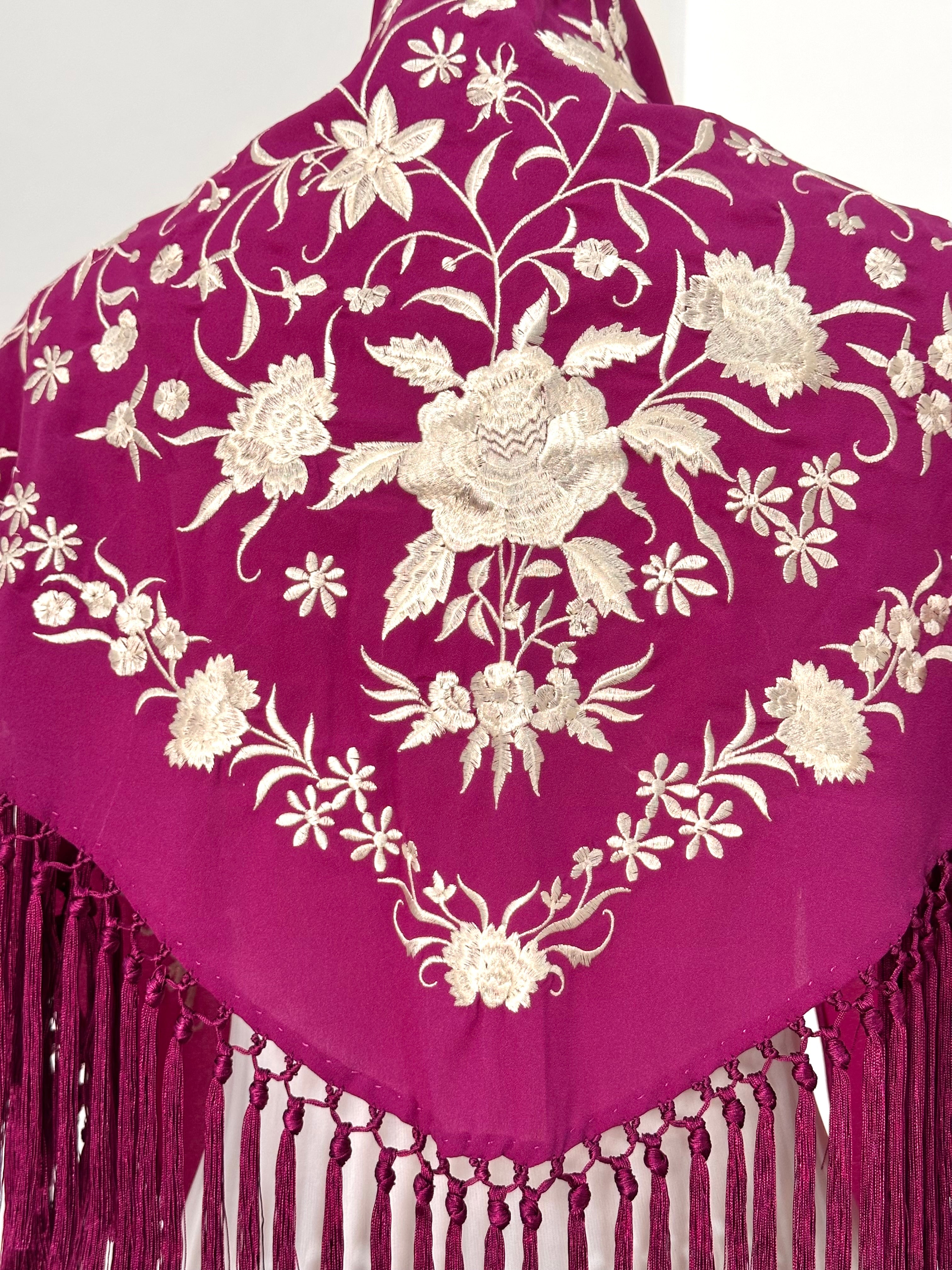 Mantoncillo Clavelines Buganvilla bordado blanco