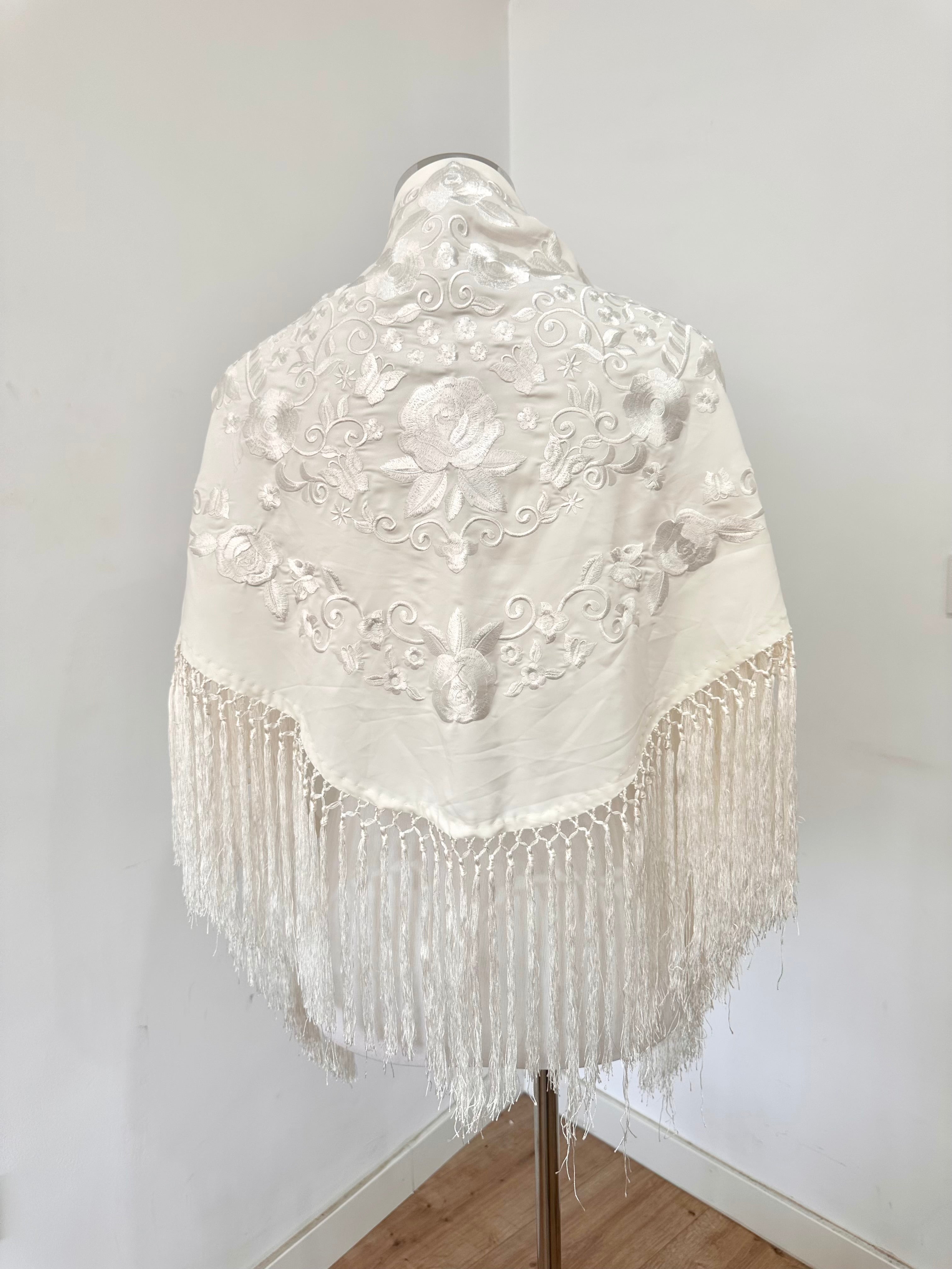 Mantoncillo Fantasía Blanco bordado al tono