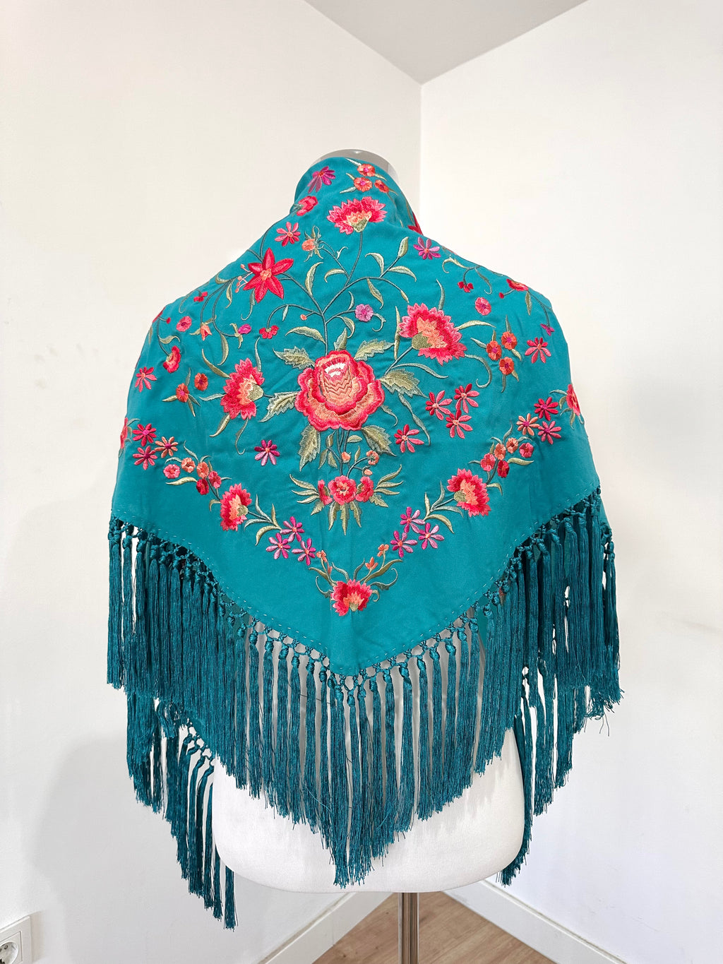 Mantoncillo Clavelines Turquesa Bordado Pastel